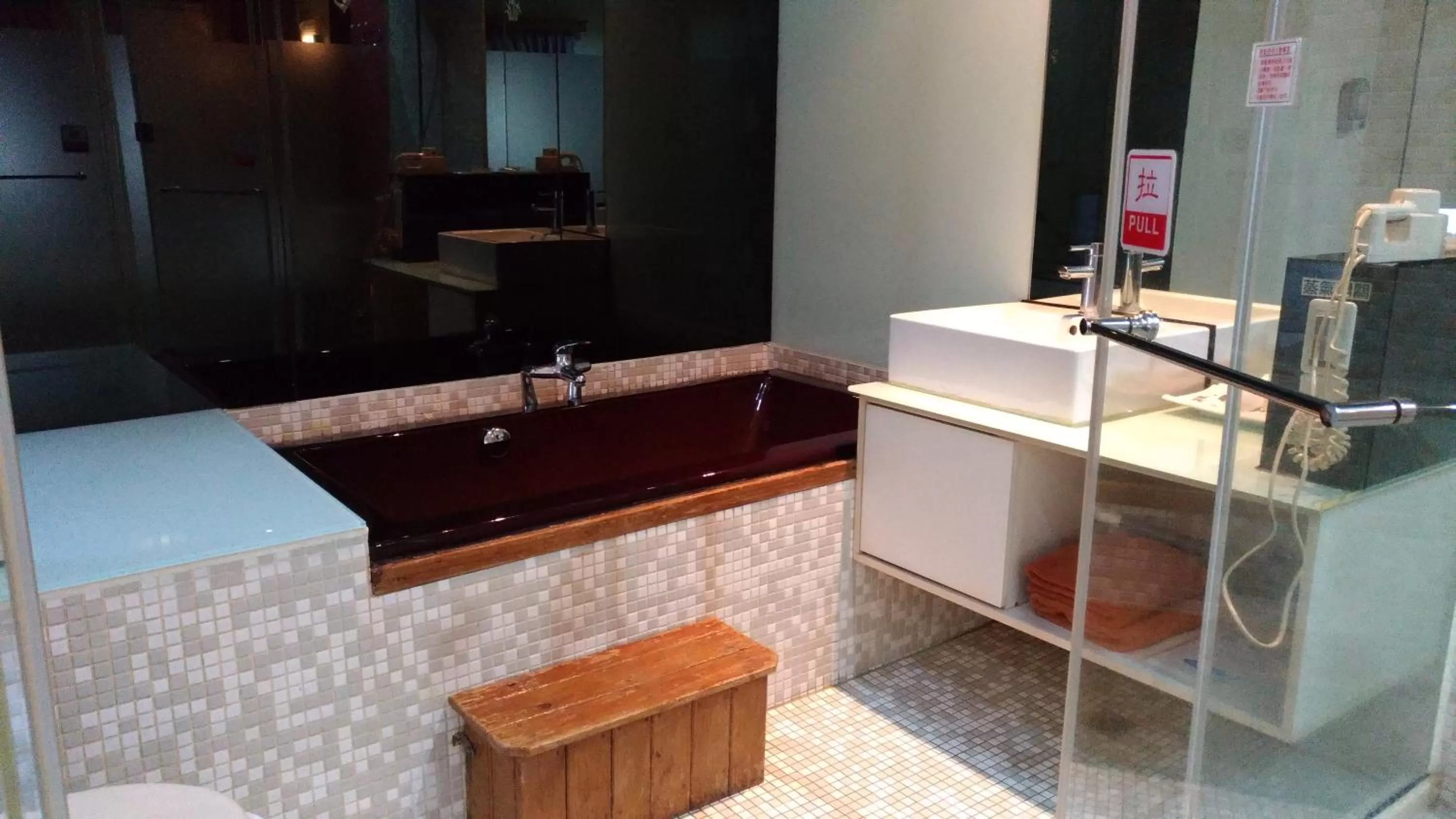 Bathroom in Golden Motel