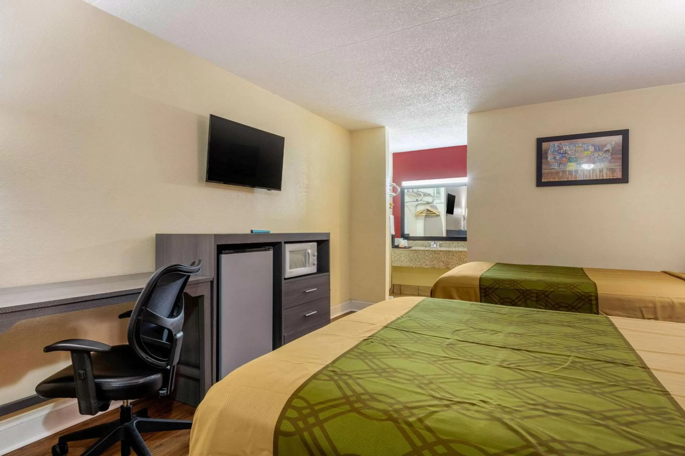 Photo of the whole room, Bed in Econo Lodge Chattanooga Northeast - Ooltewah