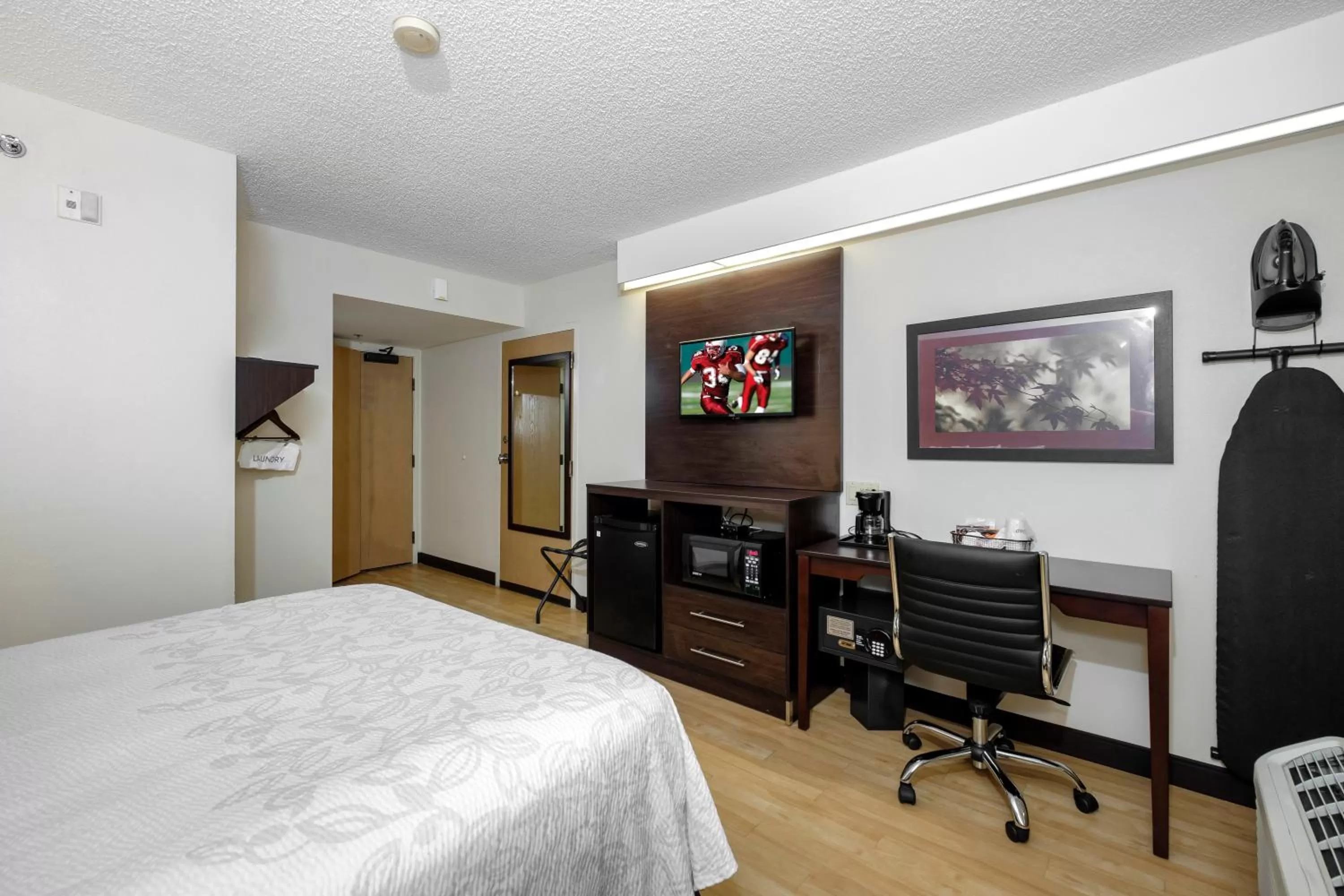 Photo of the whole room, Bed in Red Roof Inn PLUS+ Palm Coast