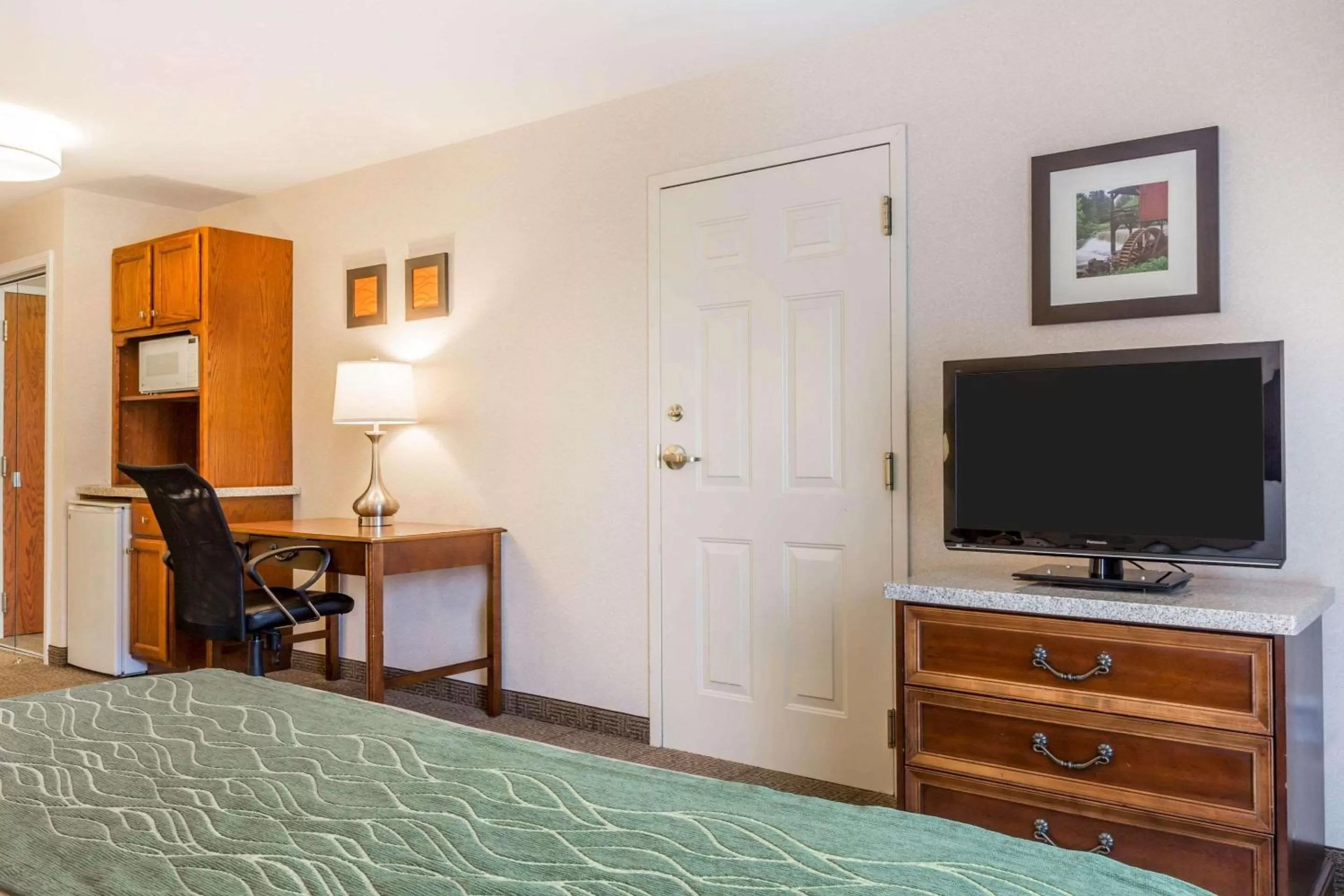 Photo of the whole room, Bed in Comfort Inn & Suites South Burlington near University