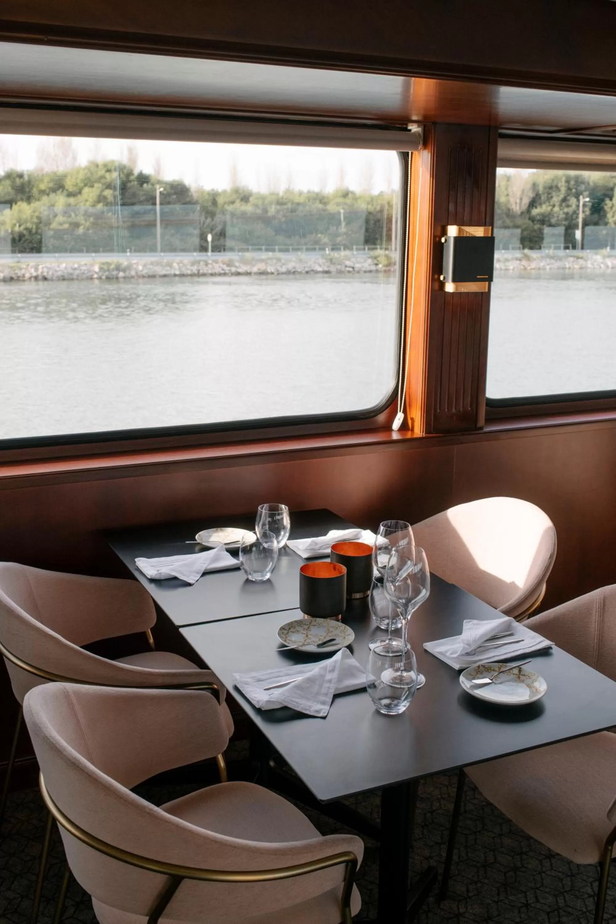 Restaurant/places to eat in Costa do Sal Hotel Boat Lounge