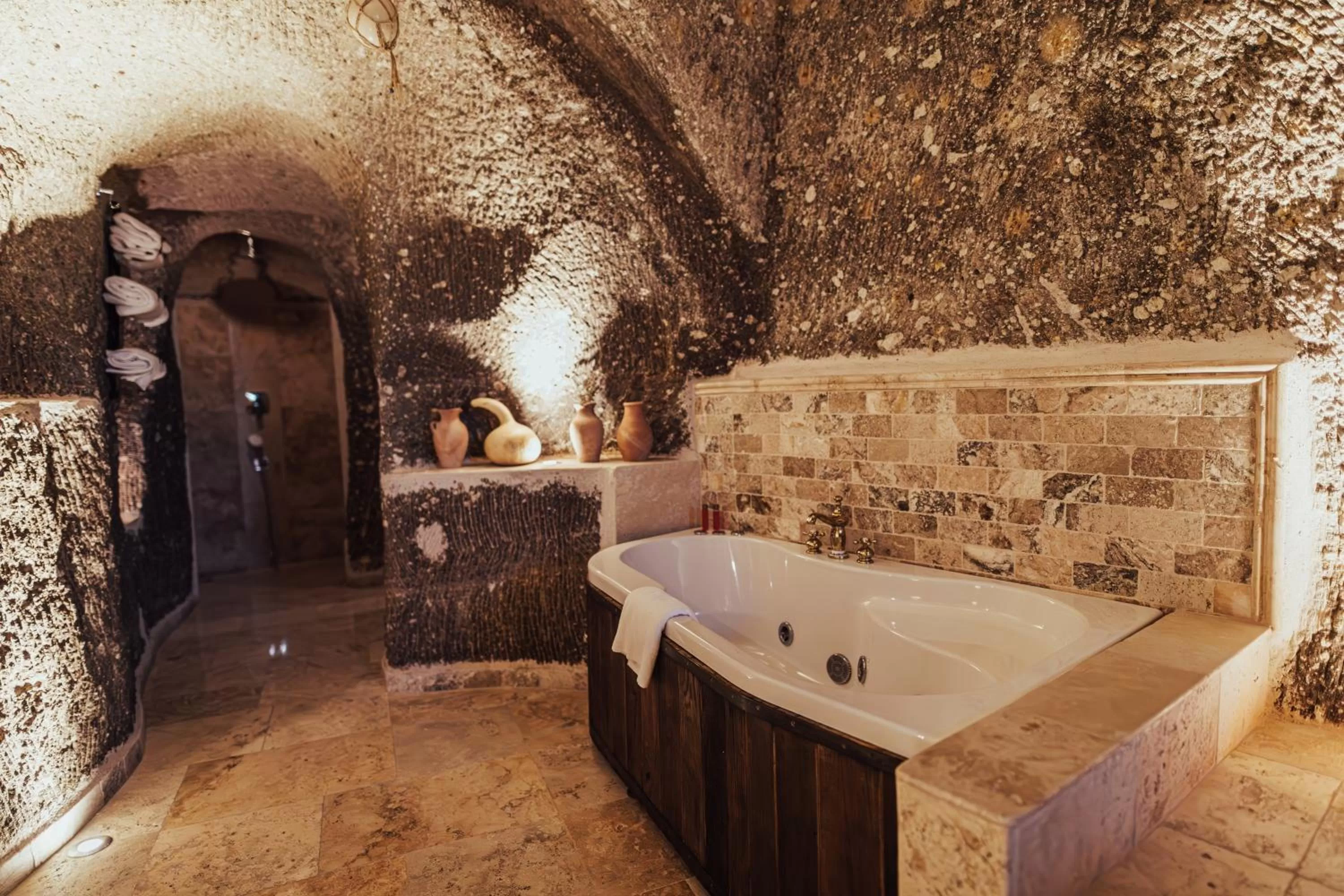 Hot Tub in Şah Saray Cave Suites Halal Hotel