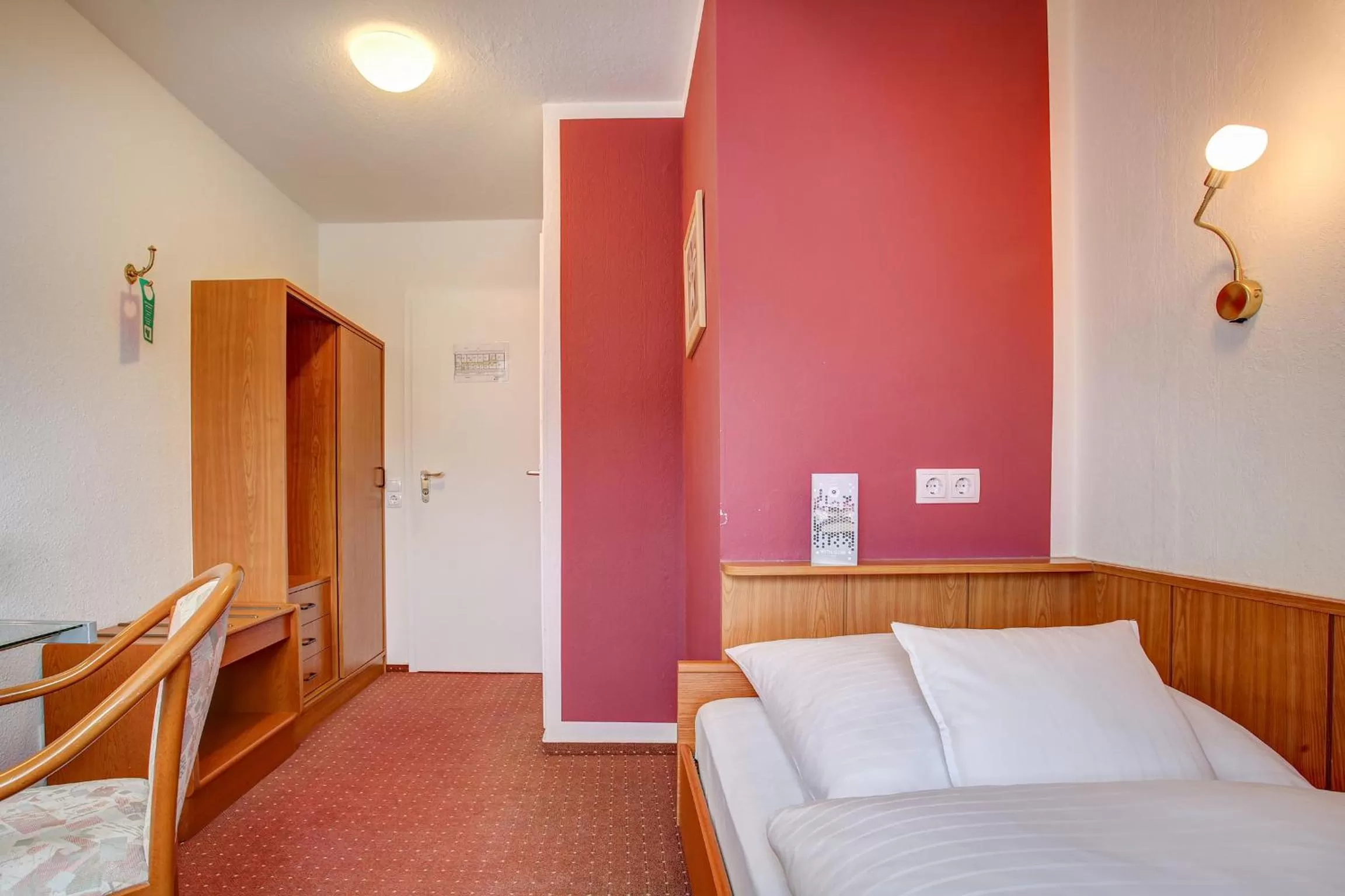 Photo of the whole room, Bed in Hotel Consul