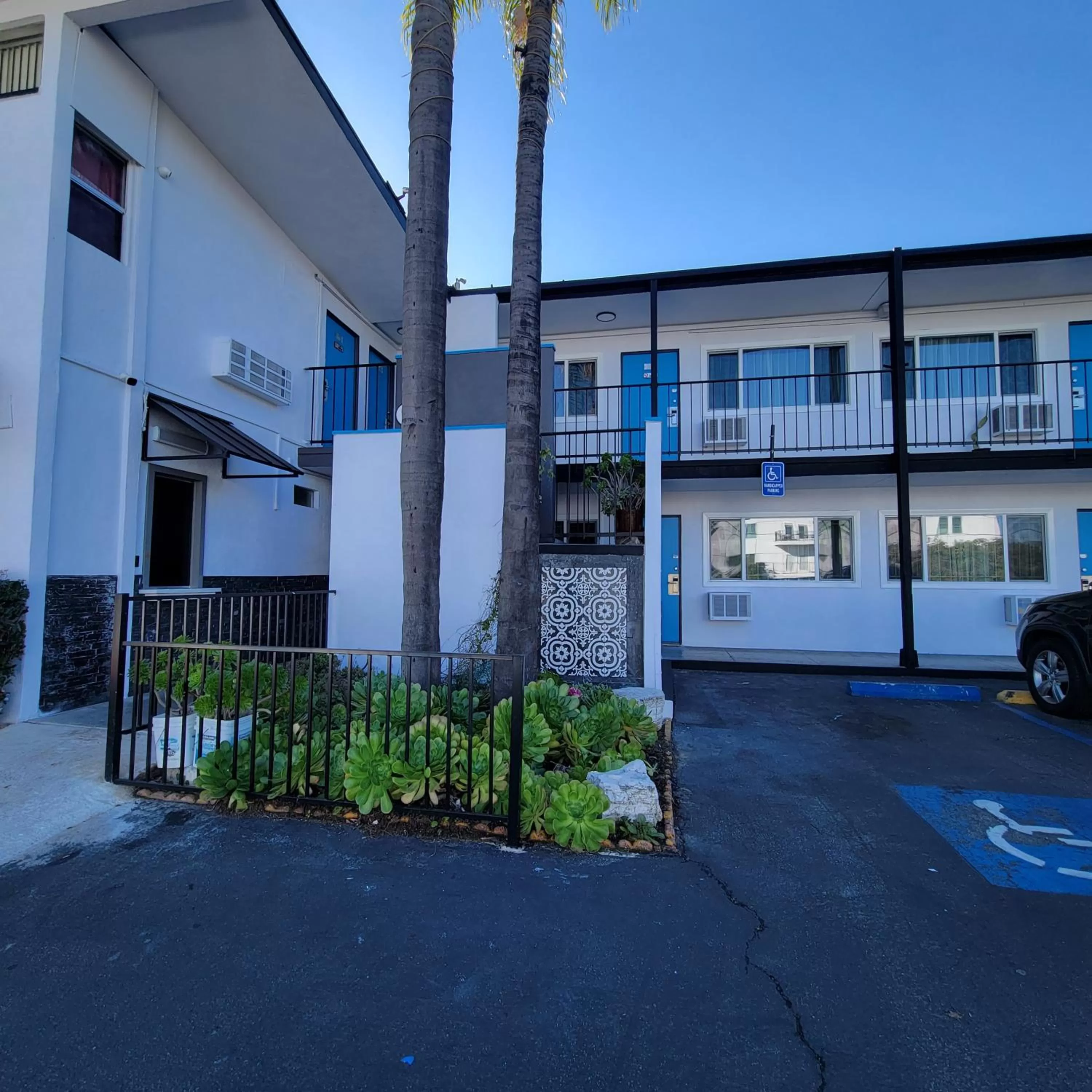 Property building in Guest Harbor Inn- Port Of Los Angeles San Pedro