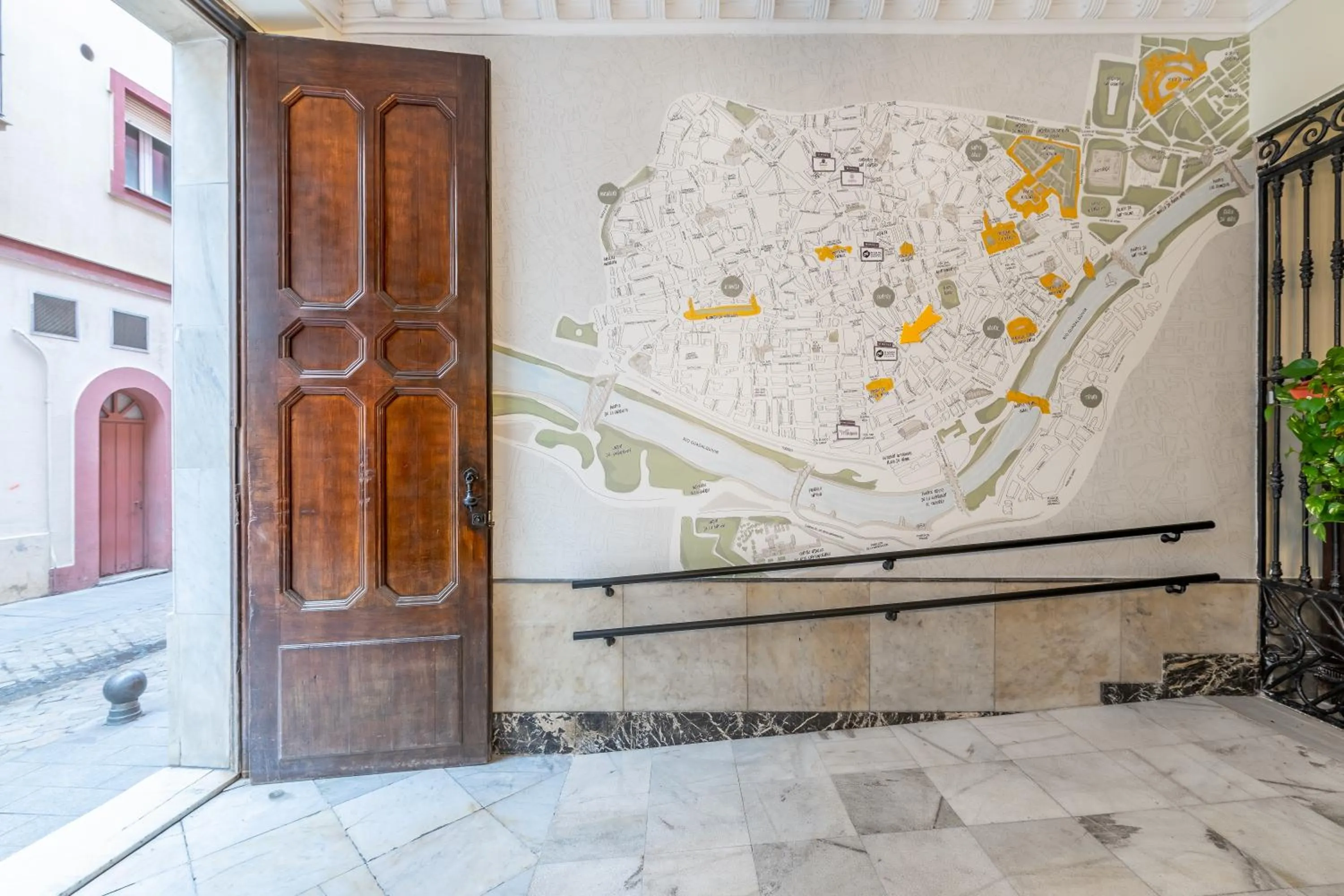 Facade/entrance in JOY Plaza de Armas