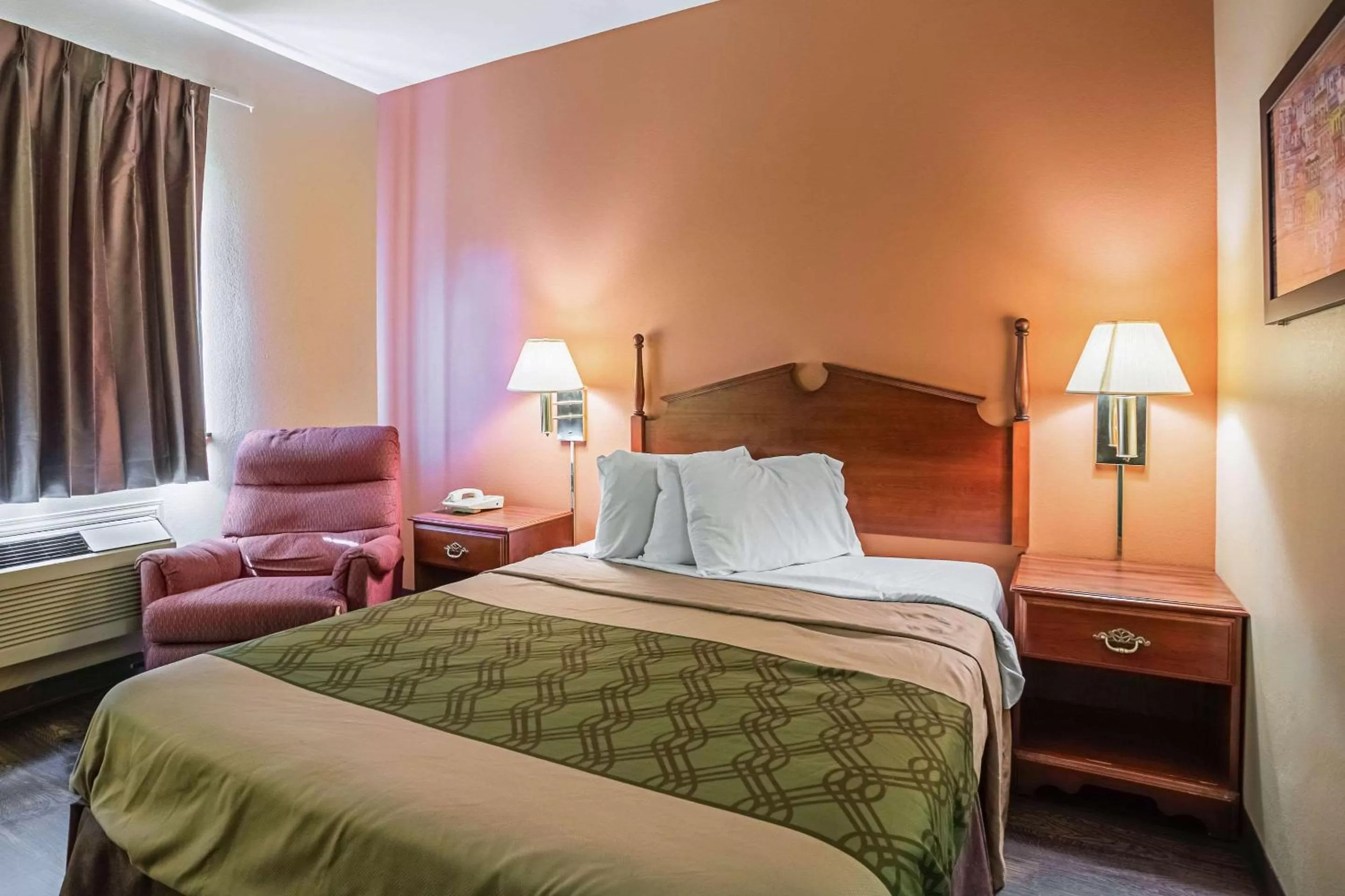 Photo of the whole room, Bed in Econo Lodge Inn & Suites Ripley