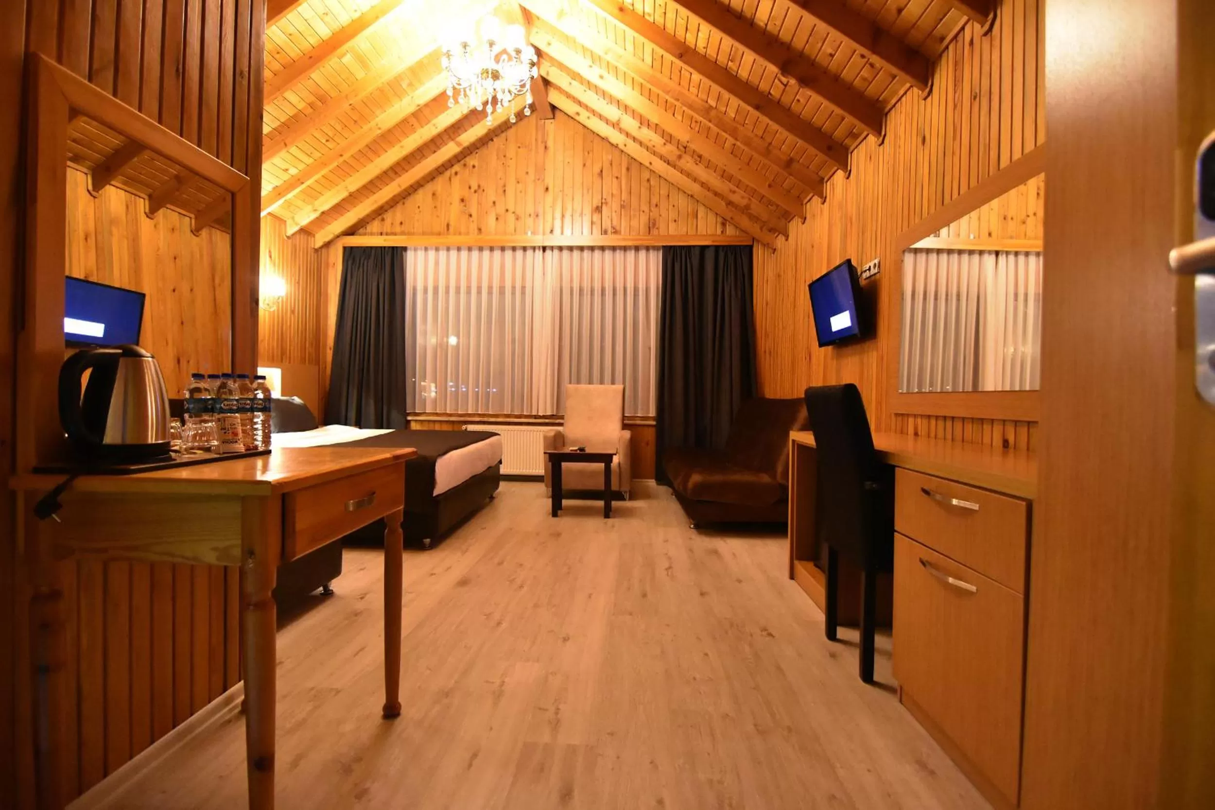 Bed, Seating Area in Sandal Otel