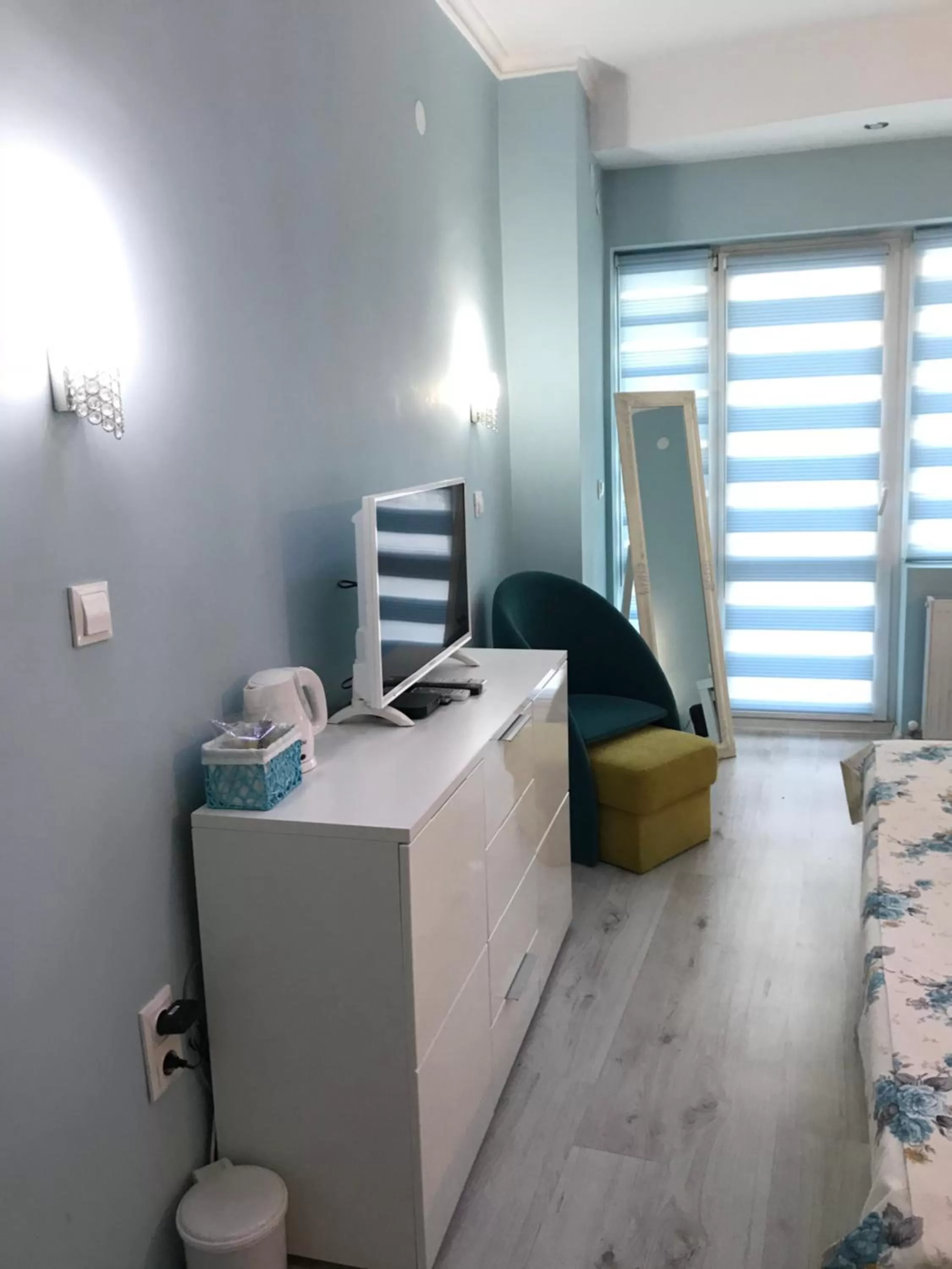 TV and multimedia, Seating Area in White Rose Family Guest House