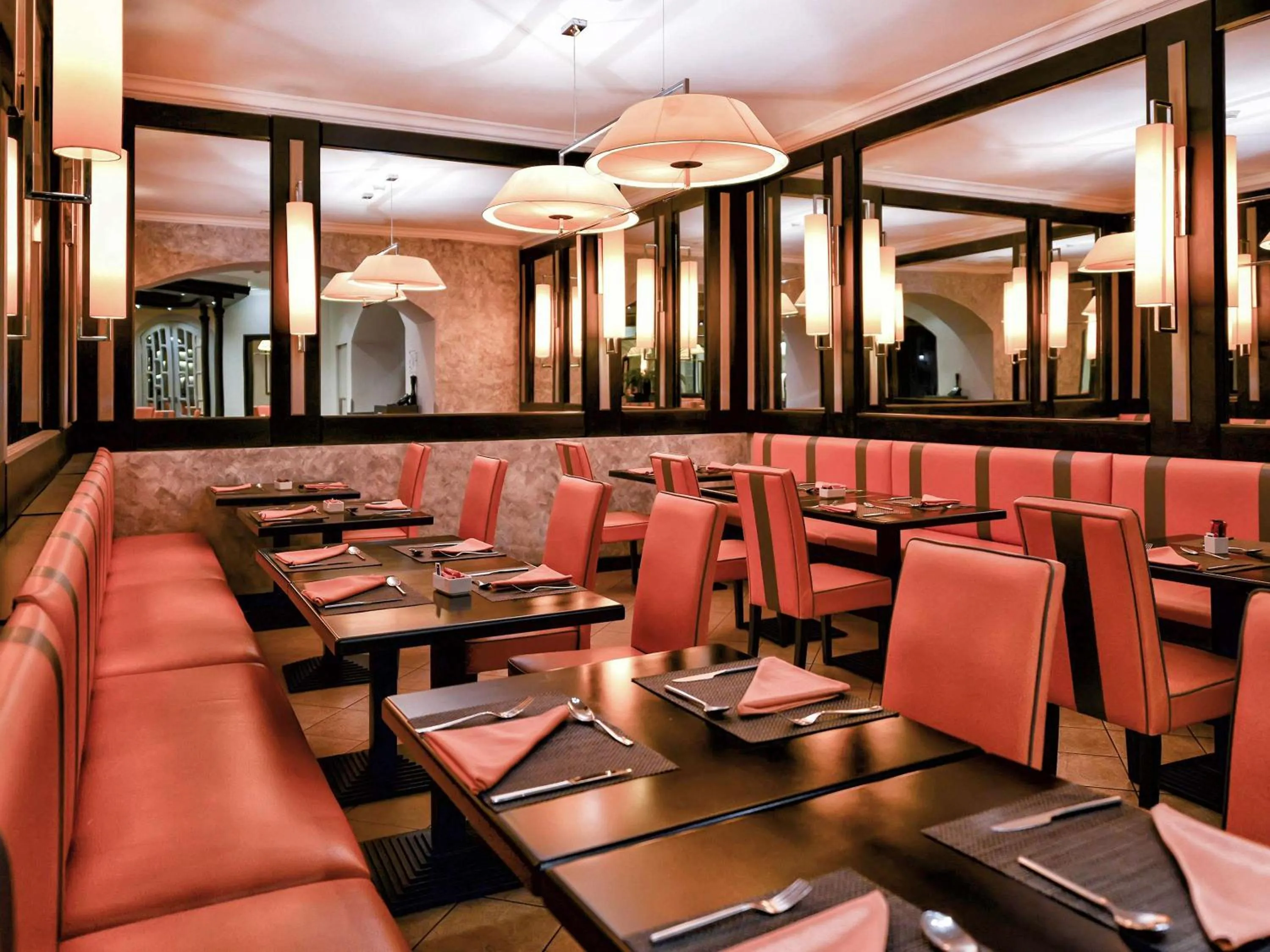 Restaurant/places to eat in Pullman Bucharest World Trade Center