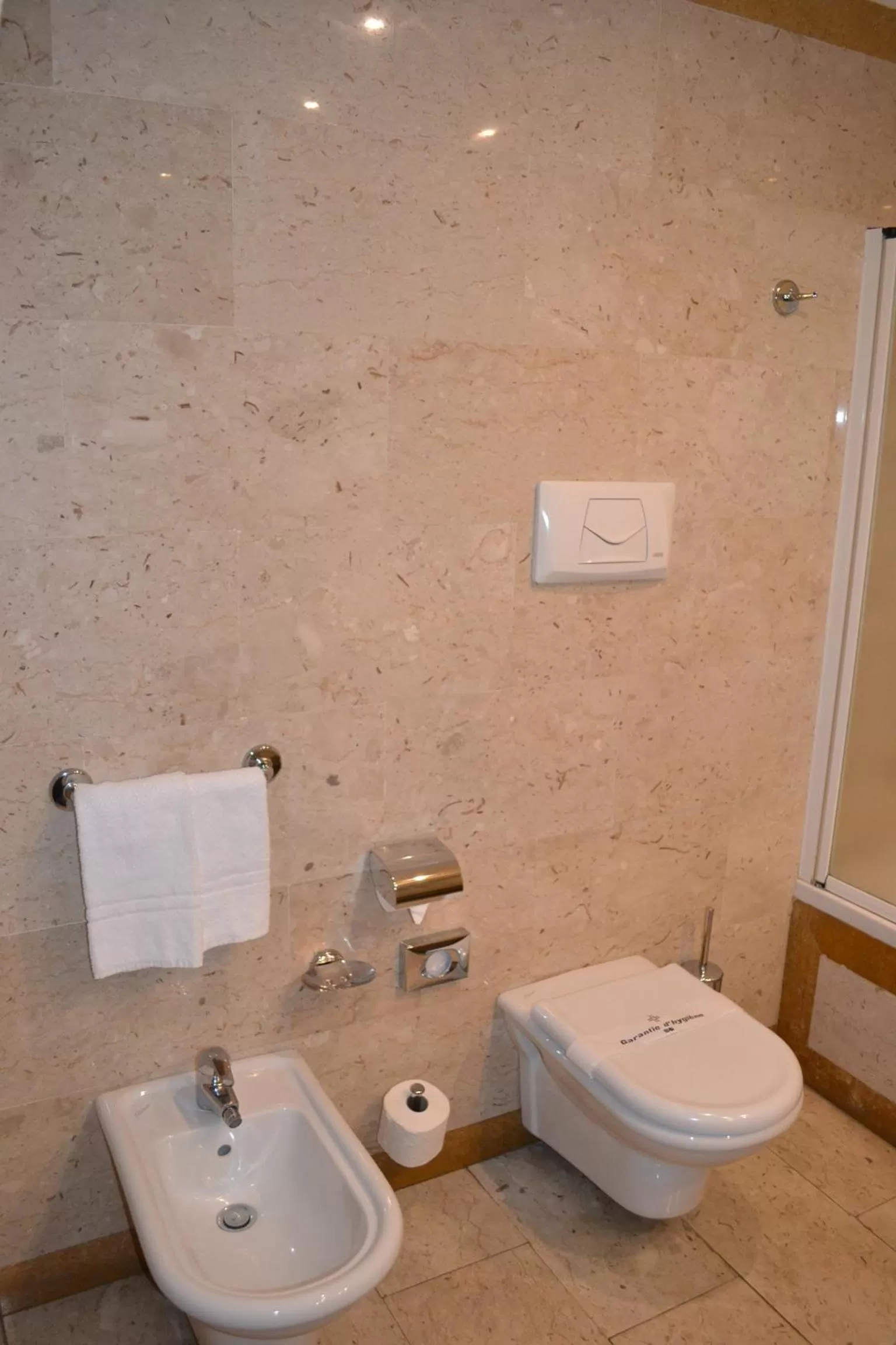 Toilet in Hotel La Ville