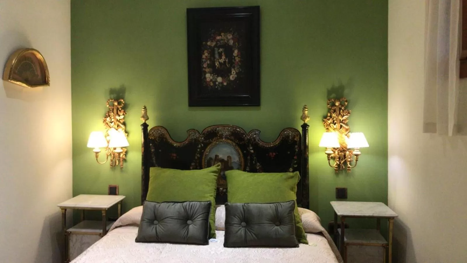 Patio, Bed in La Llave de la Judería Hotel Boutique