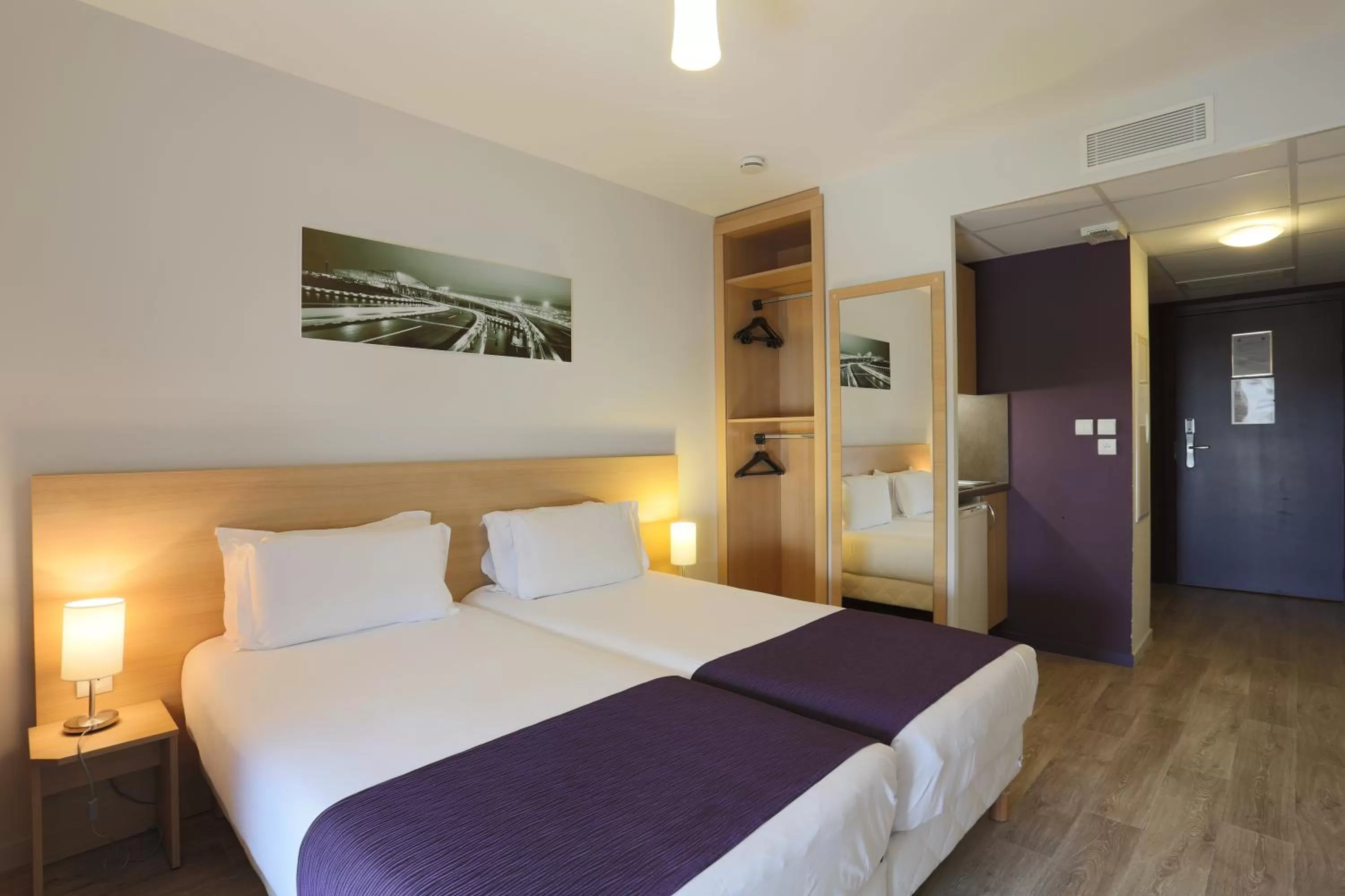 Bedroom, Bed in EastLodge Lyon Est Eurexpo