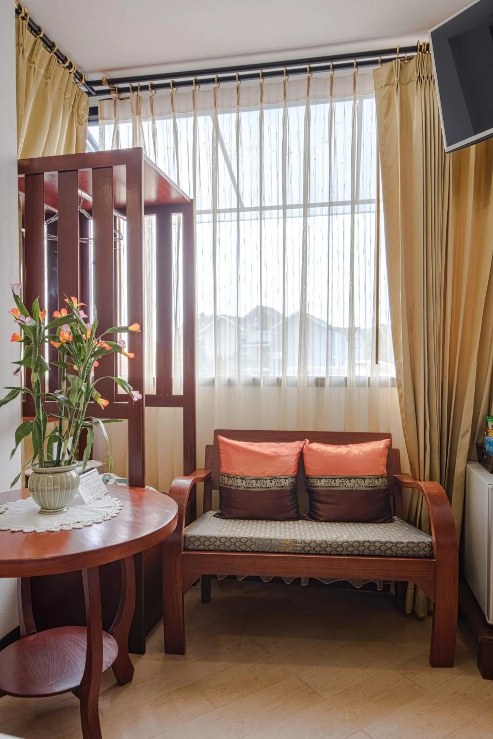 Living room, Bed in Chedi Home