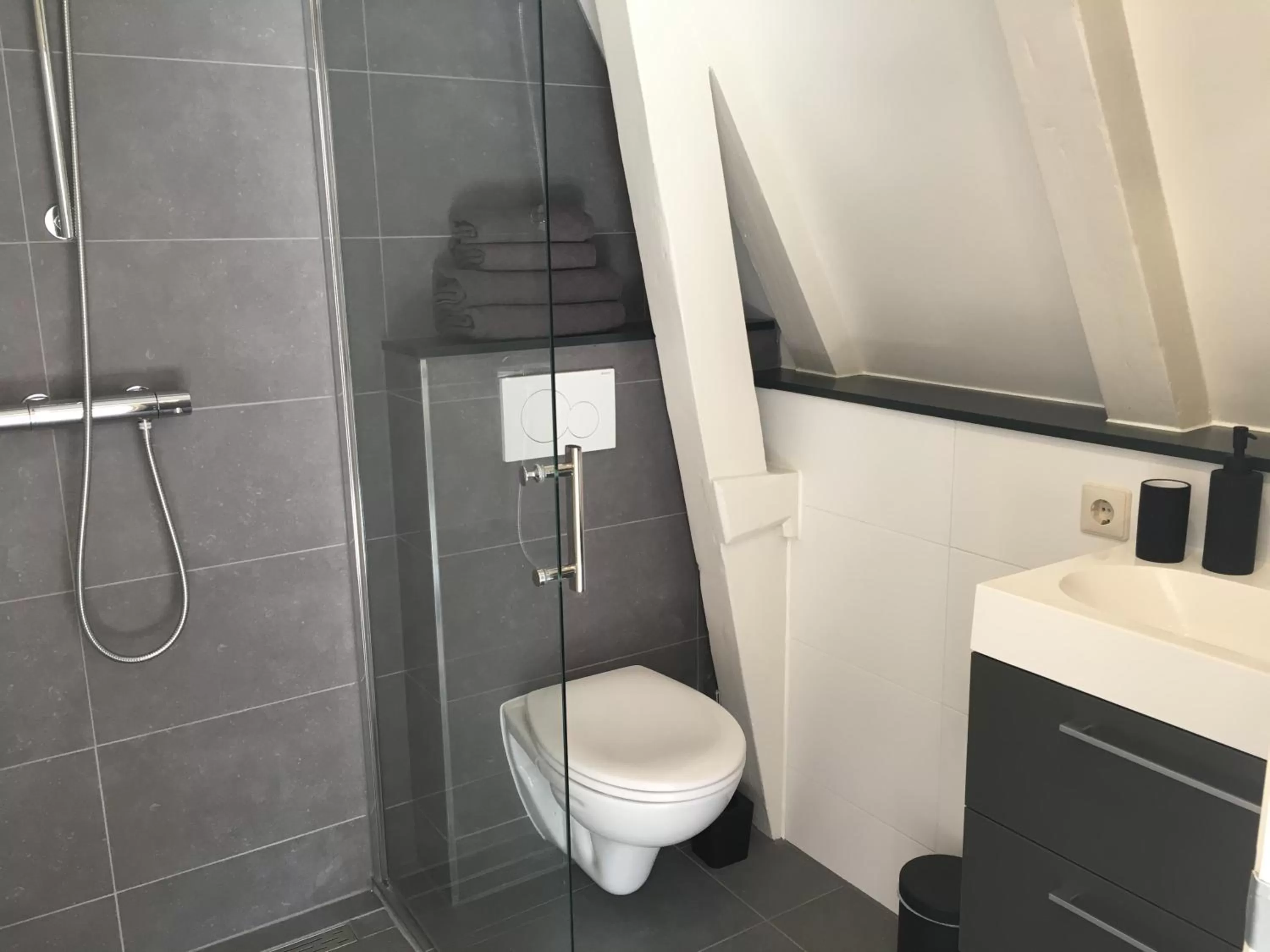 Bathroom in Nine Streets Inn