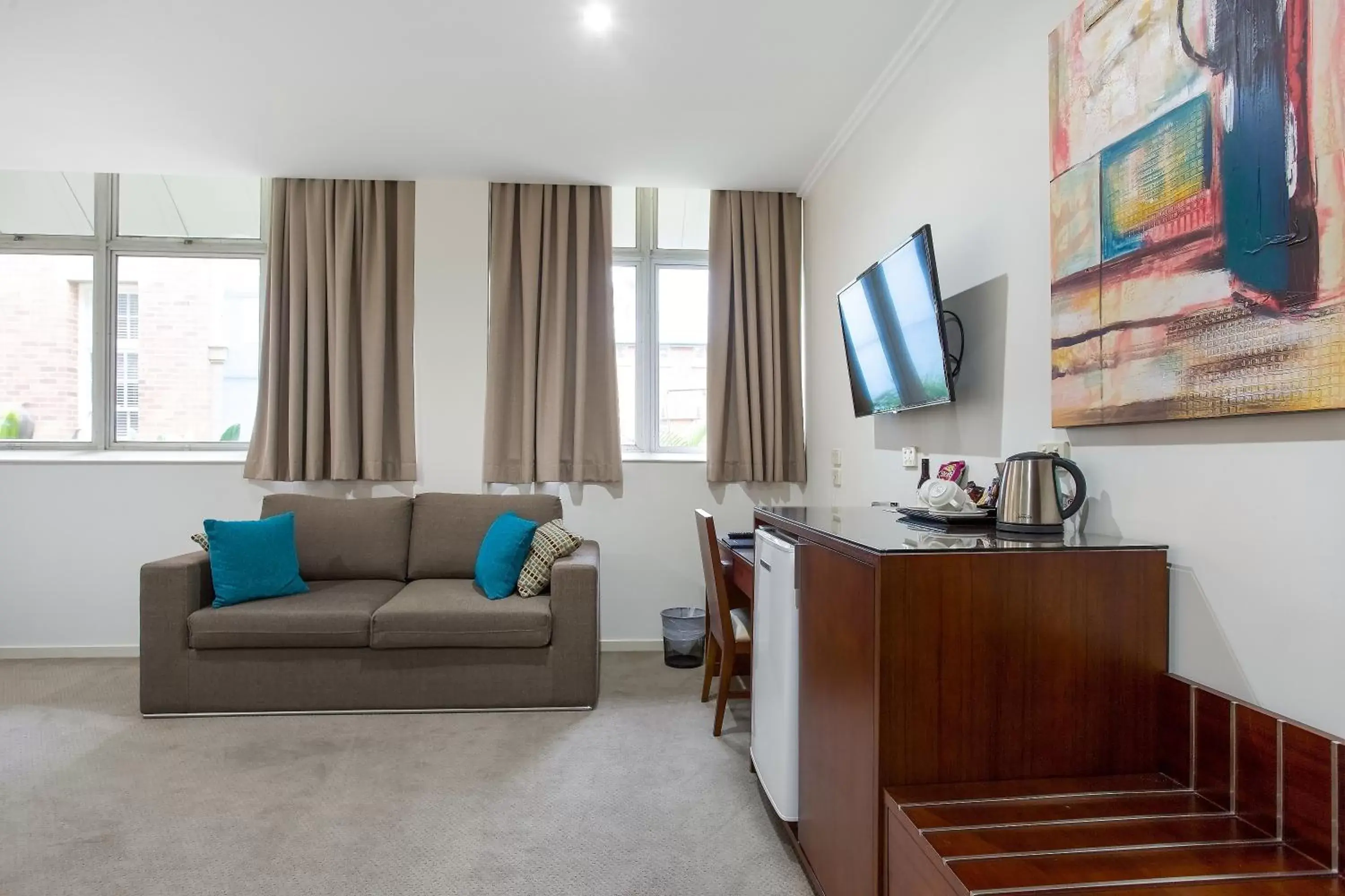 Contemporary Queen and Sofa Bed in Quality Hotel Regent Rockhampton Contemporary Queen and Sofa Bed in Quality Hotel Regent Rockhampton