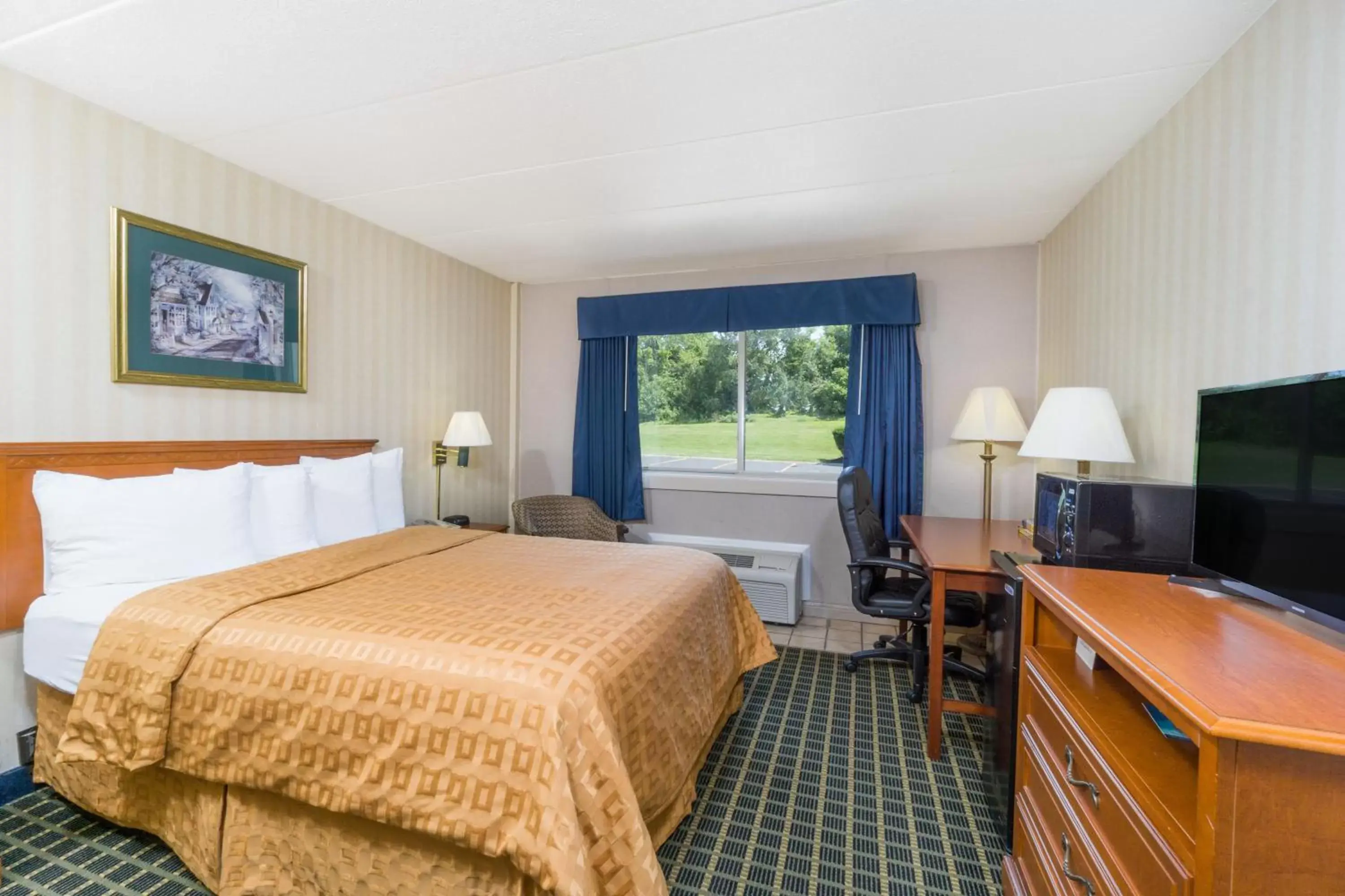 Queen Room with Roll-In Shower - Mobility Accessible/Non-Smoking in Days Inn by Wyndham Columbus East Airport Queen Room with Roll-In Shower - Mobility Accessible/Non-Smoking in Days Inn by Wyndham Columbus East Airport