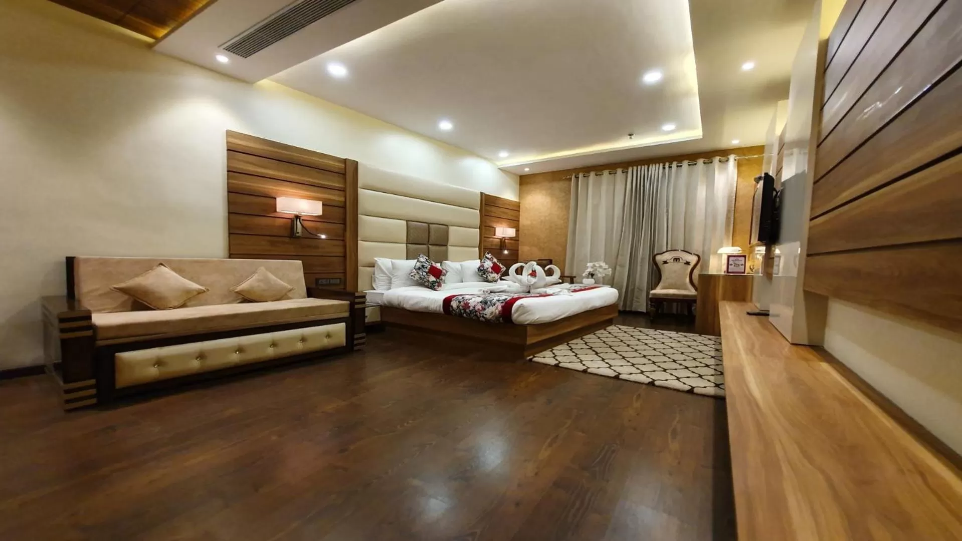 Bed in Hotel Makhan Residency