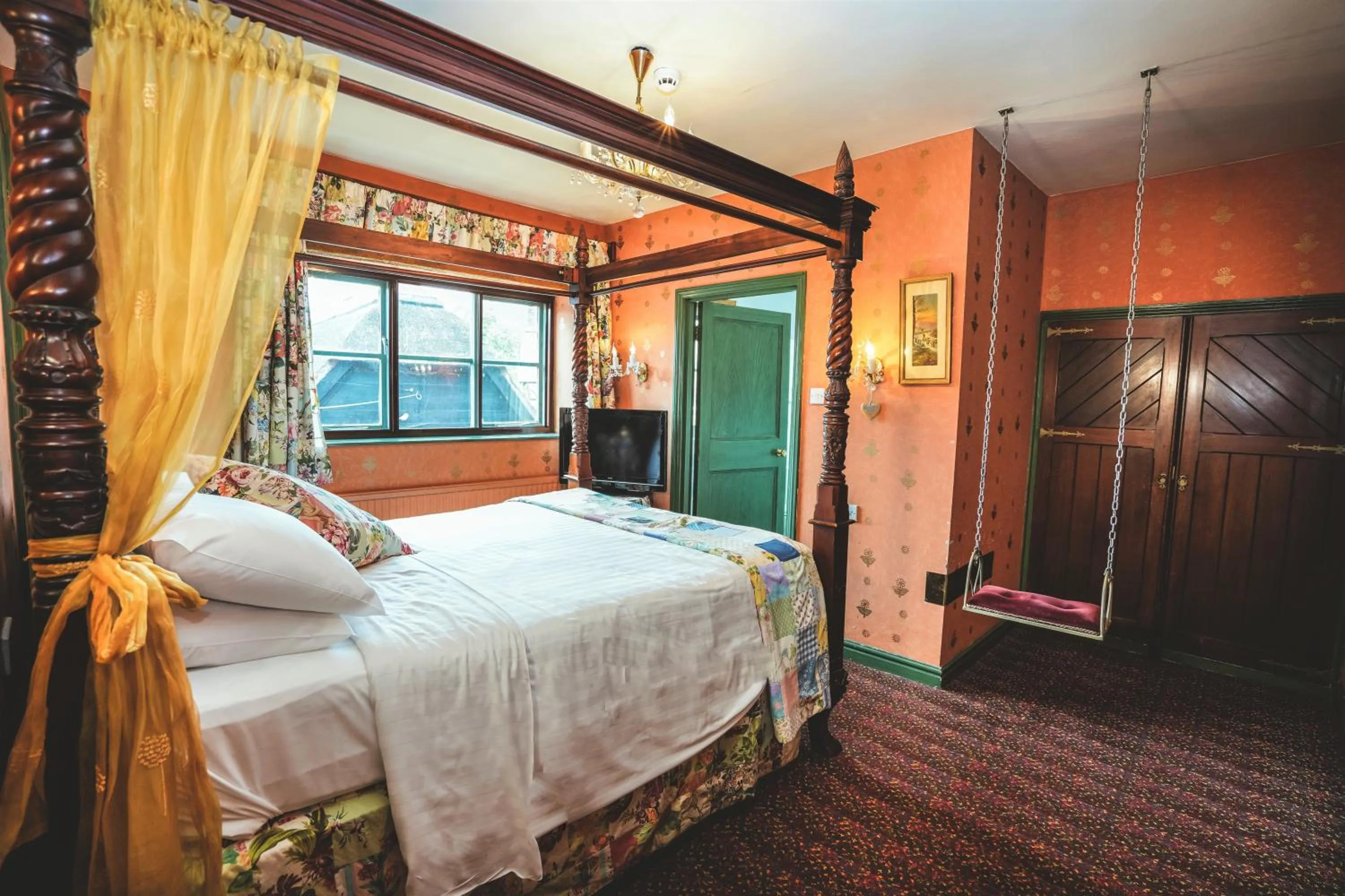 Bed in Hundred House Hotel