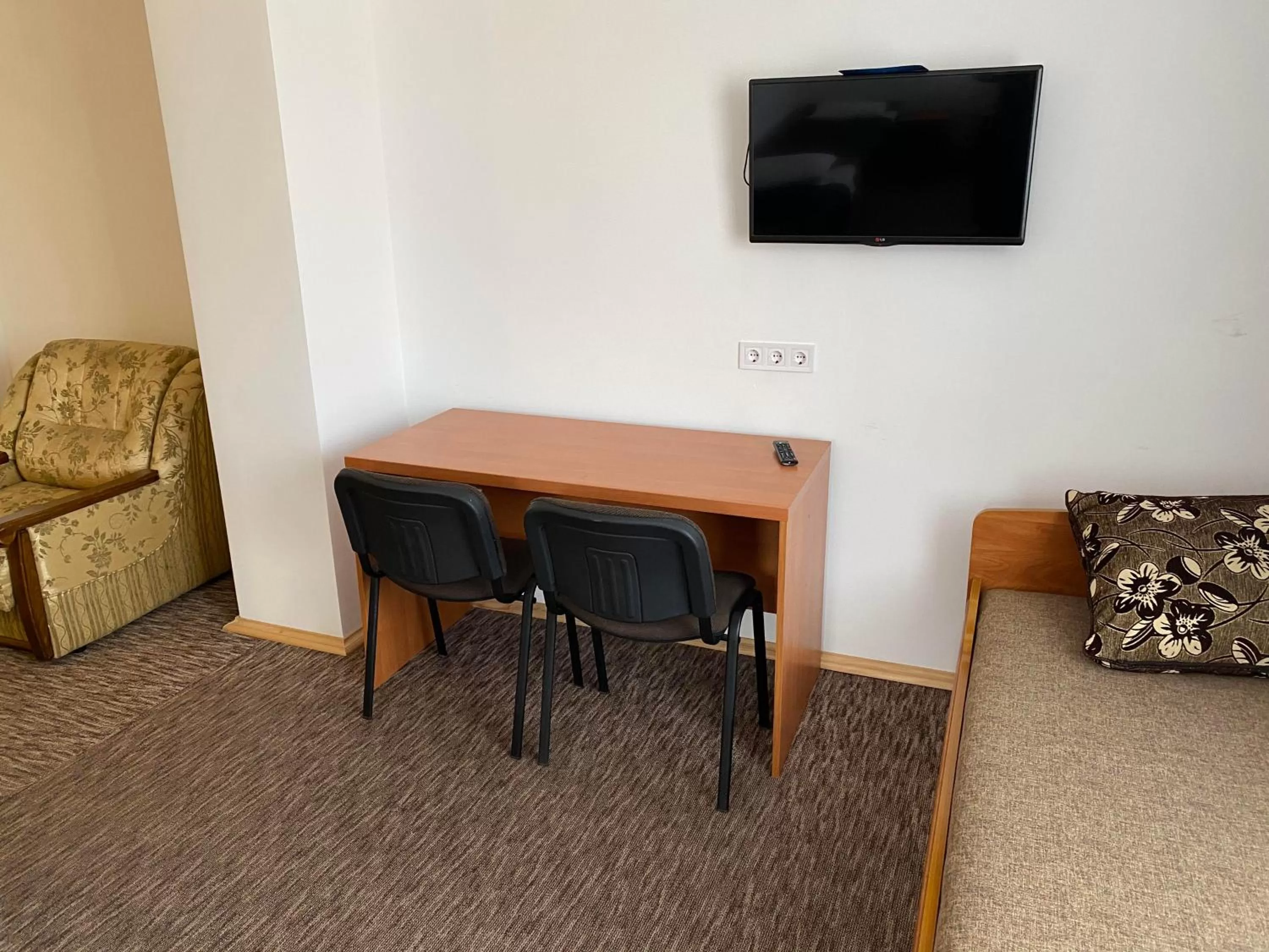 TV/Entertainment Center in Autopark Hotel