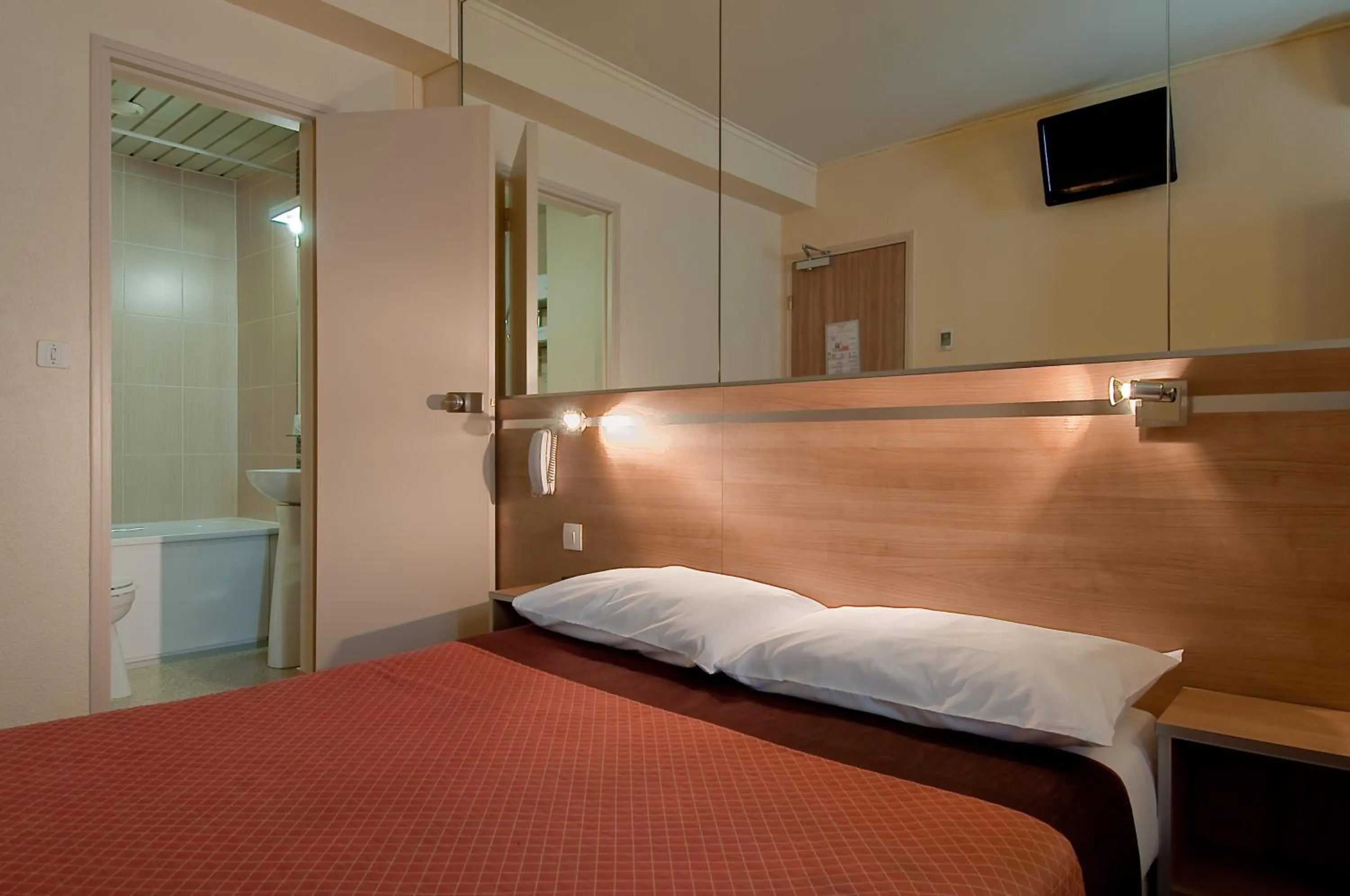 Bed in Hôtel de France Quartier Latin