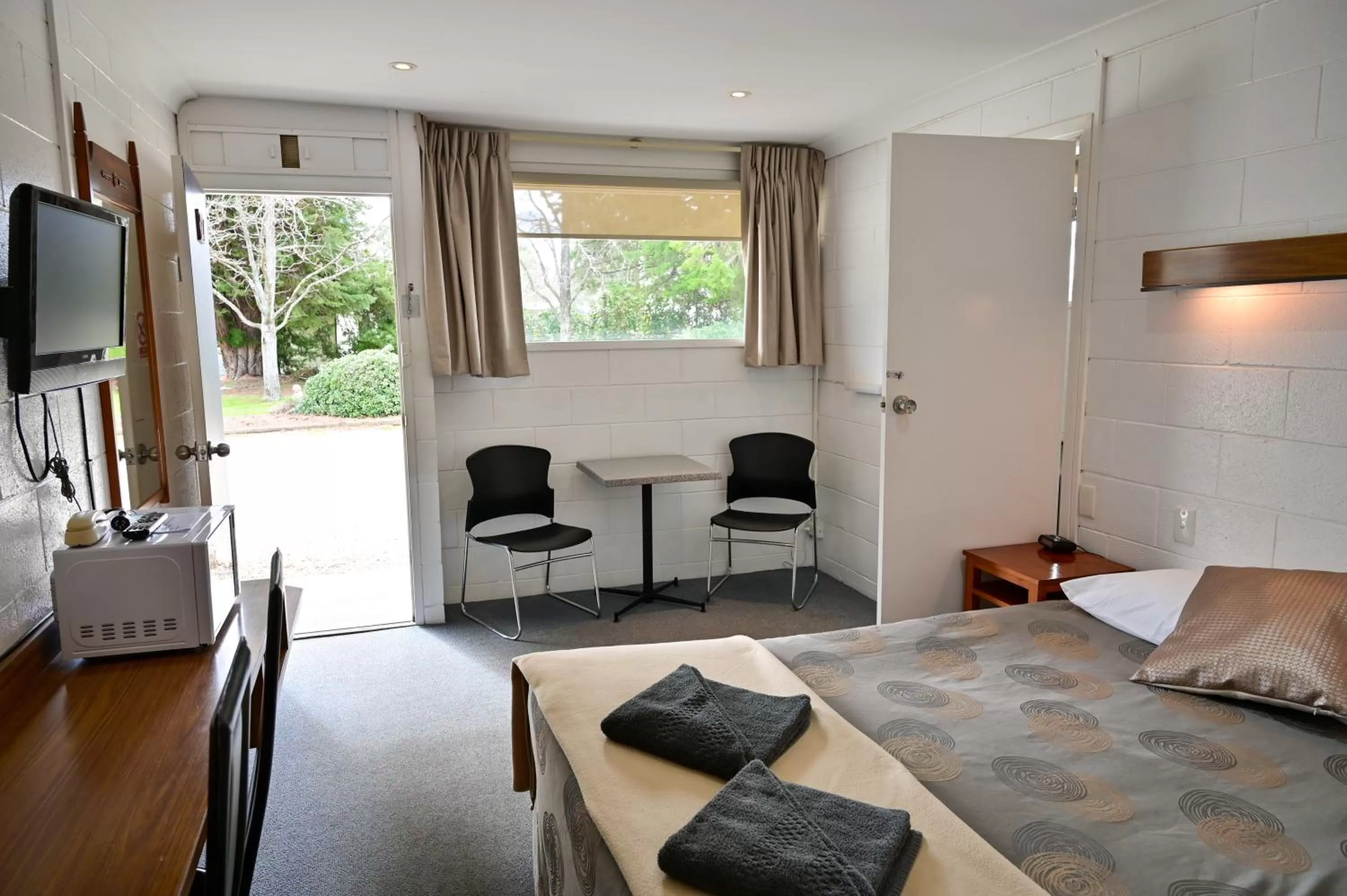 Bed in Byer Fountain Motor Inn