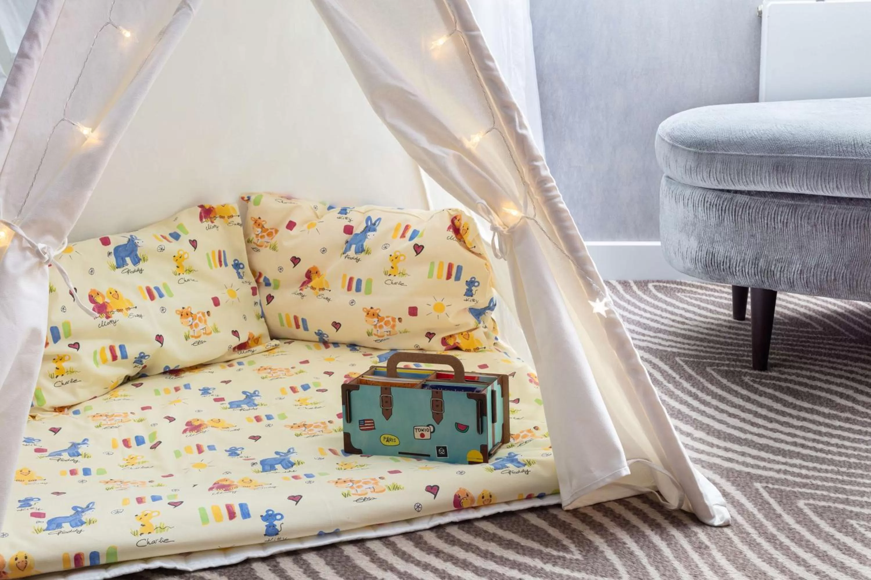 Living room, Bed in Hilton Berlin