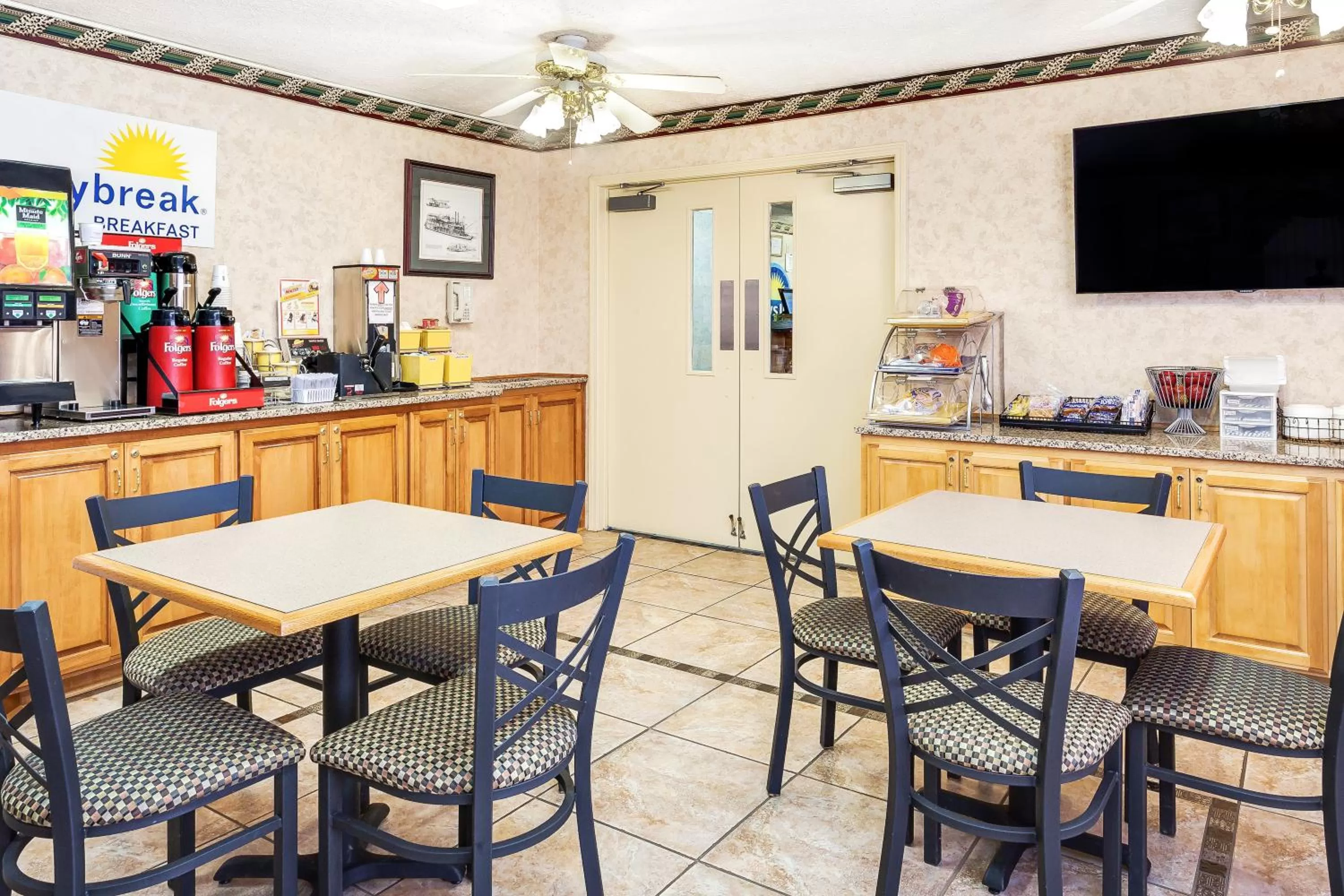 Dining area in Days Inn by Wyndham Lexington