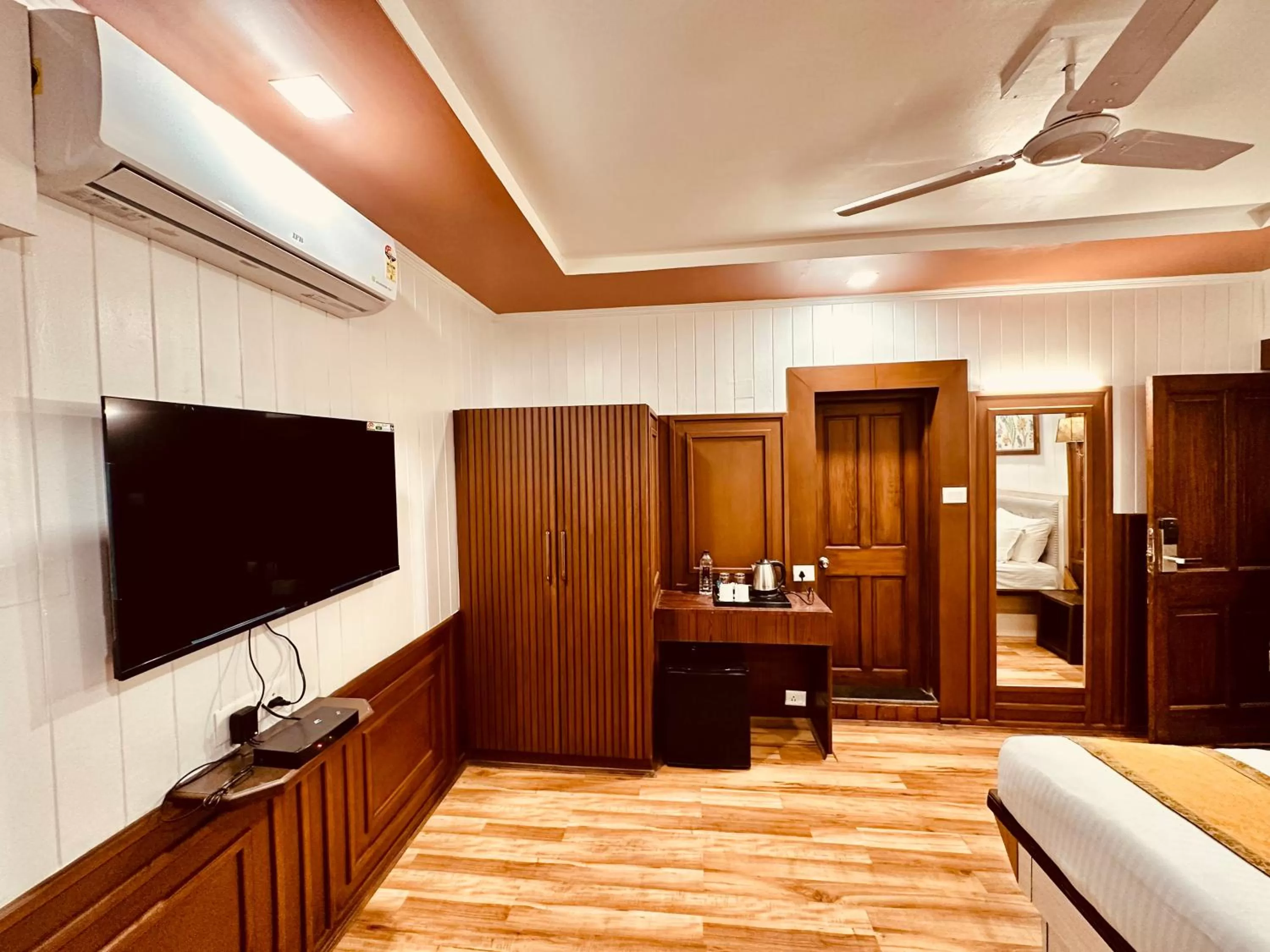 Bedroom, Bed in Walisons Hotel