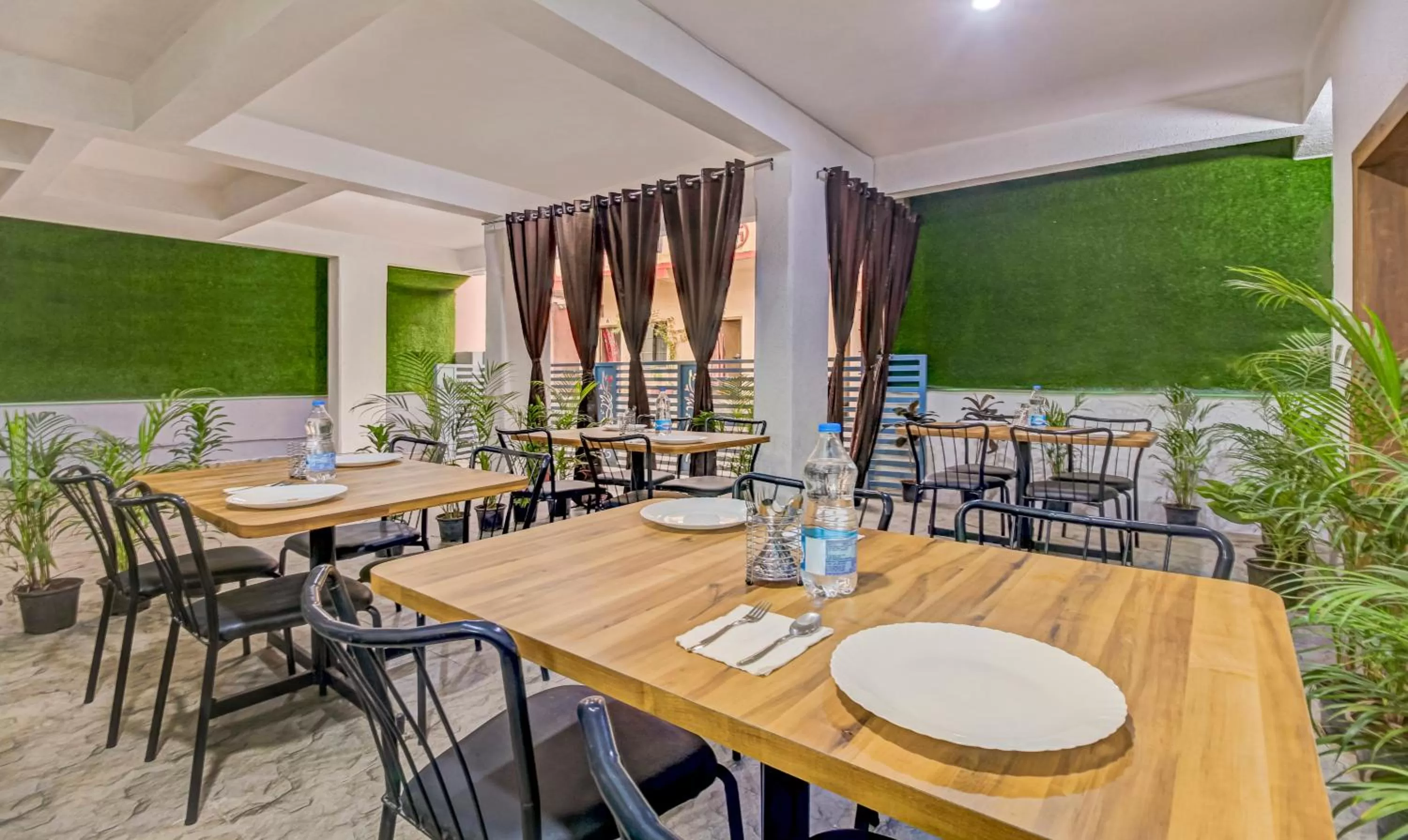 Dining area, Restaurant/Places to Eat in Treebo Trend White House