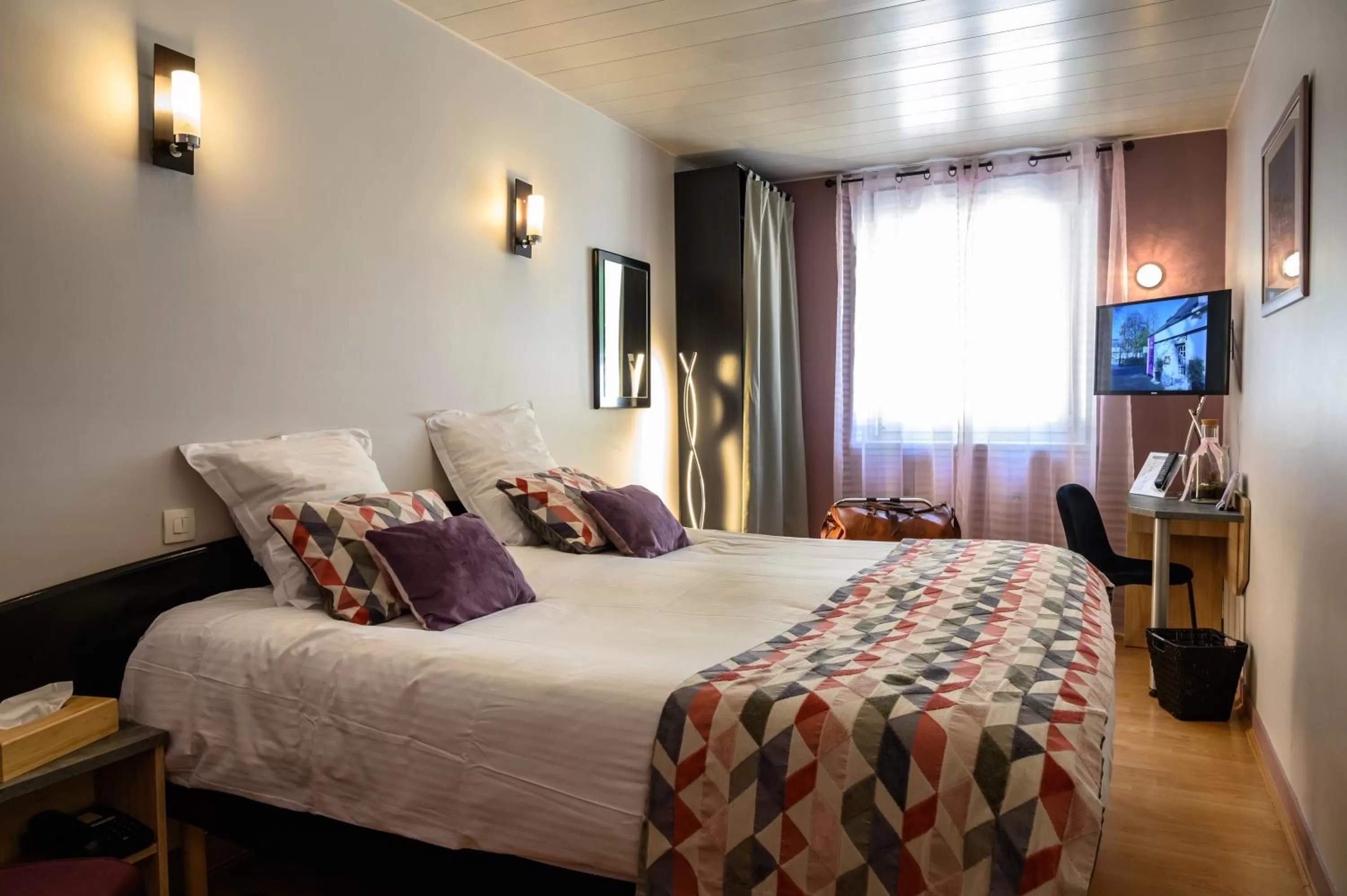 Photo of the whole room, Bed in Hôtel Le Bayeux