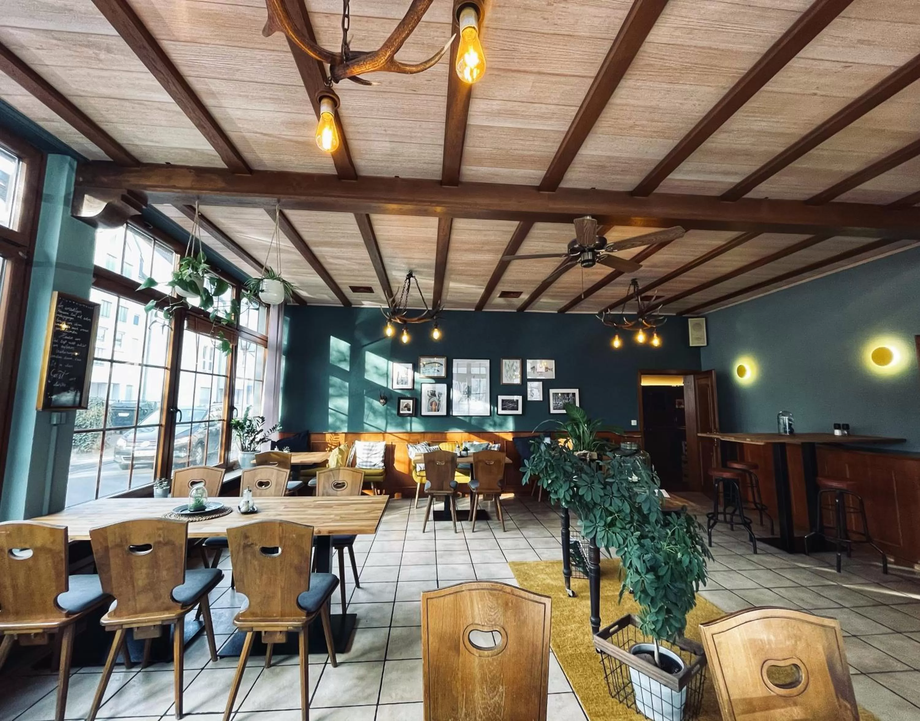 Restaurant/places to eat in Hotel & Weinhaus Zum Schwarzen Bären