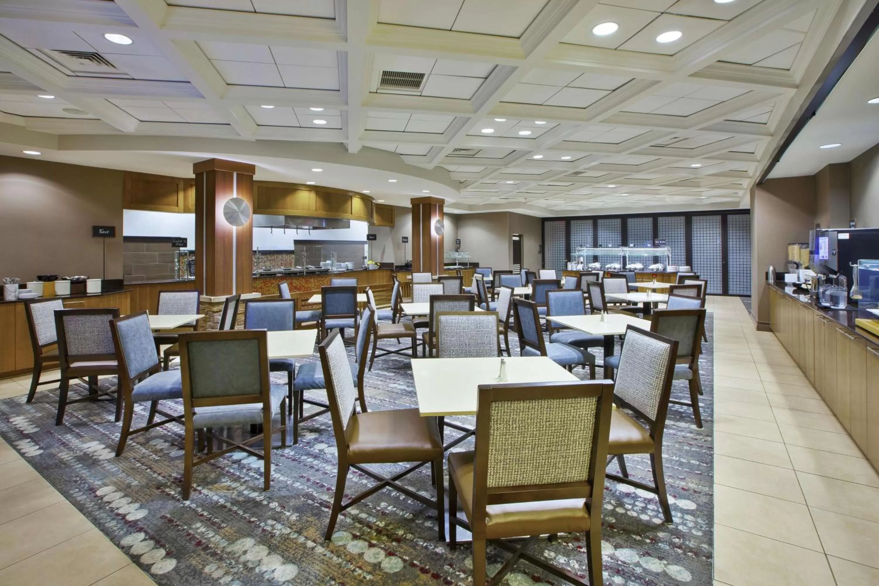 Dining area in Embassy Suites Columbus - Airport