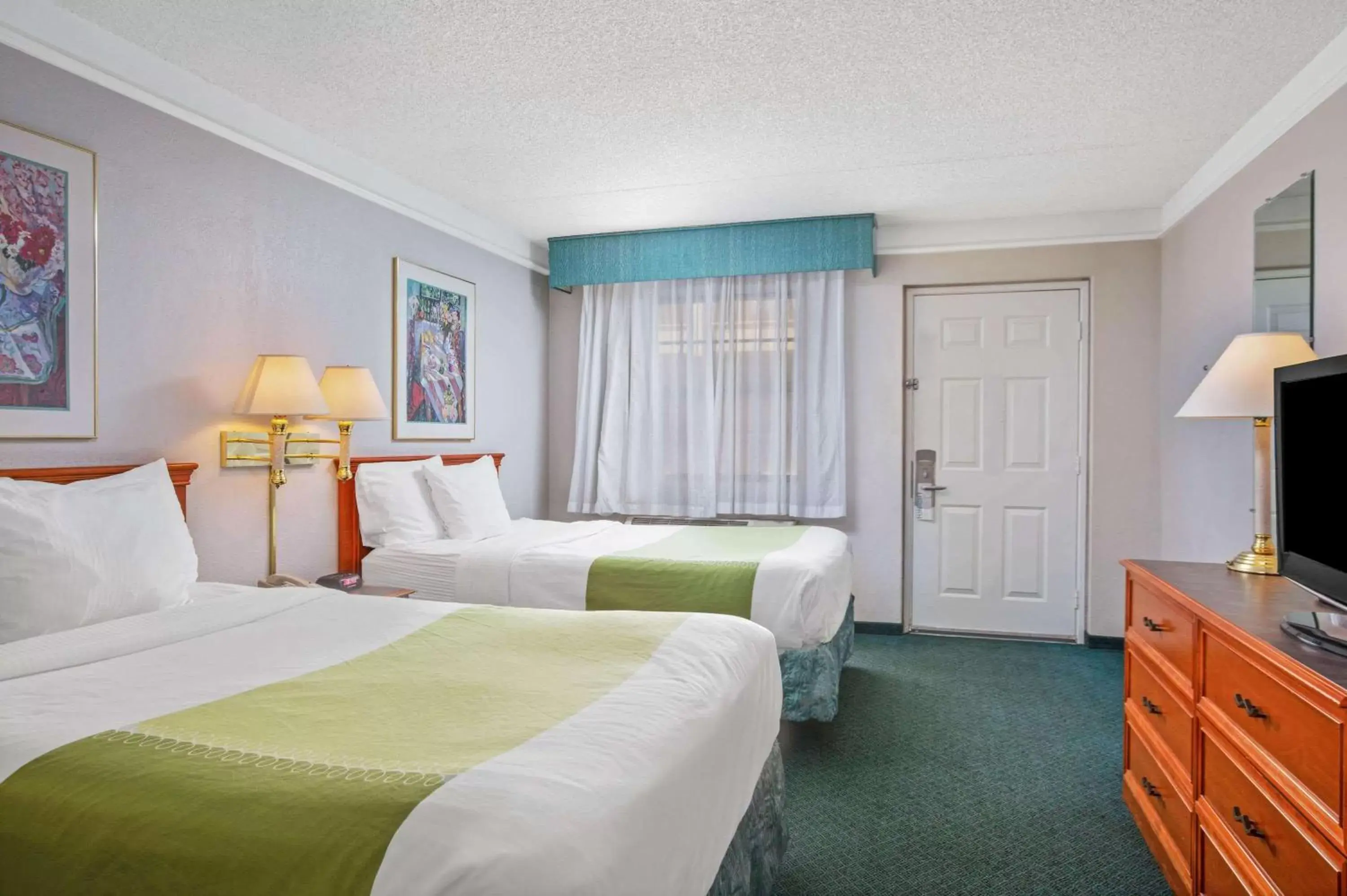 Double Room with Two Double Beds and Roll-in Shower - Mobility Access/Non-Smoking in La Quinta Inn by Wyndham Reno Double Room with Two Double Beds and Roll-in Shower - Mobility Access/Non-Smoking in La Quinta Inn by Wyndham Reno