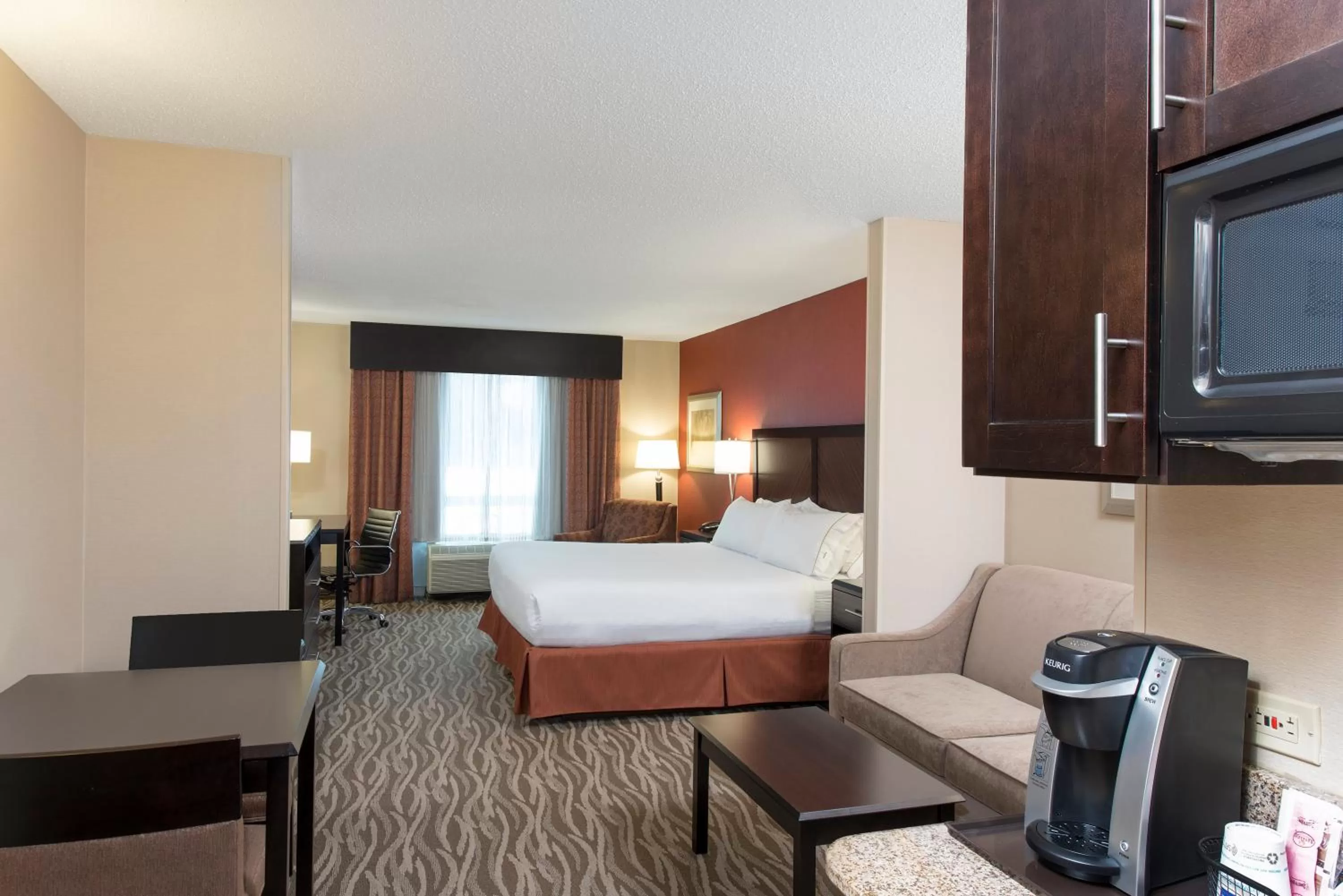 Photo of the whole room, Bed in Holiday Inn Express Hotel & Suites Grand Rapids-North by IHG