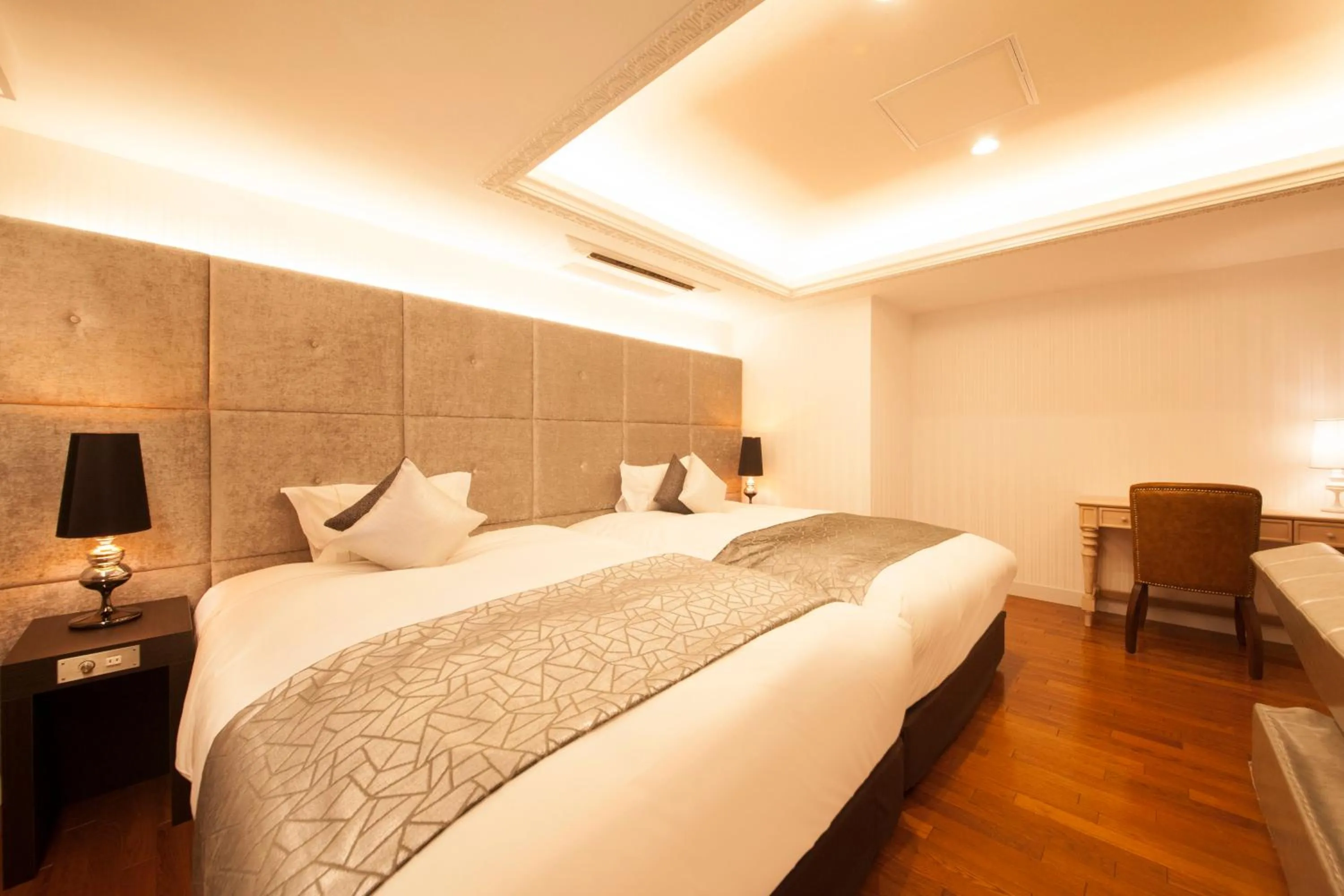 Photo of the whole room, Bed in The Centurion Classic Akasaka