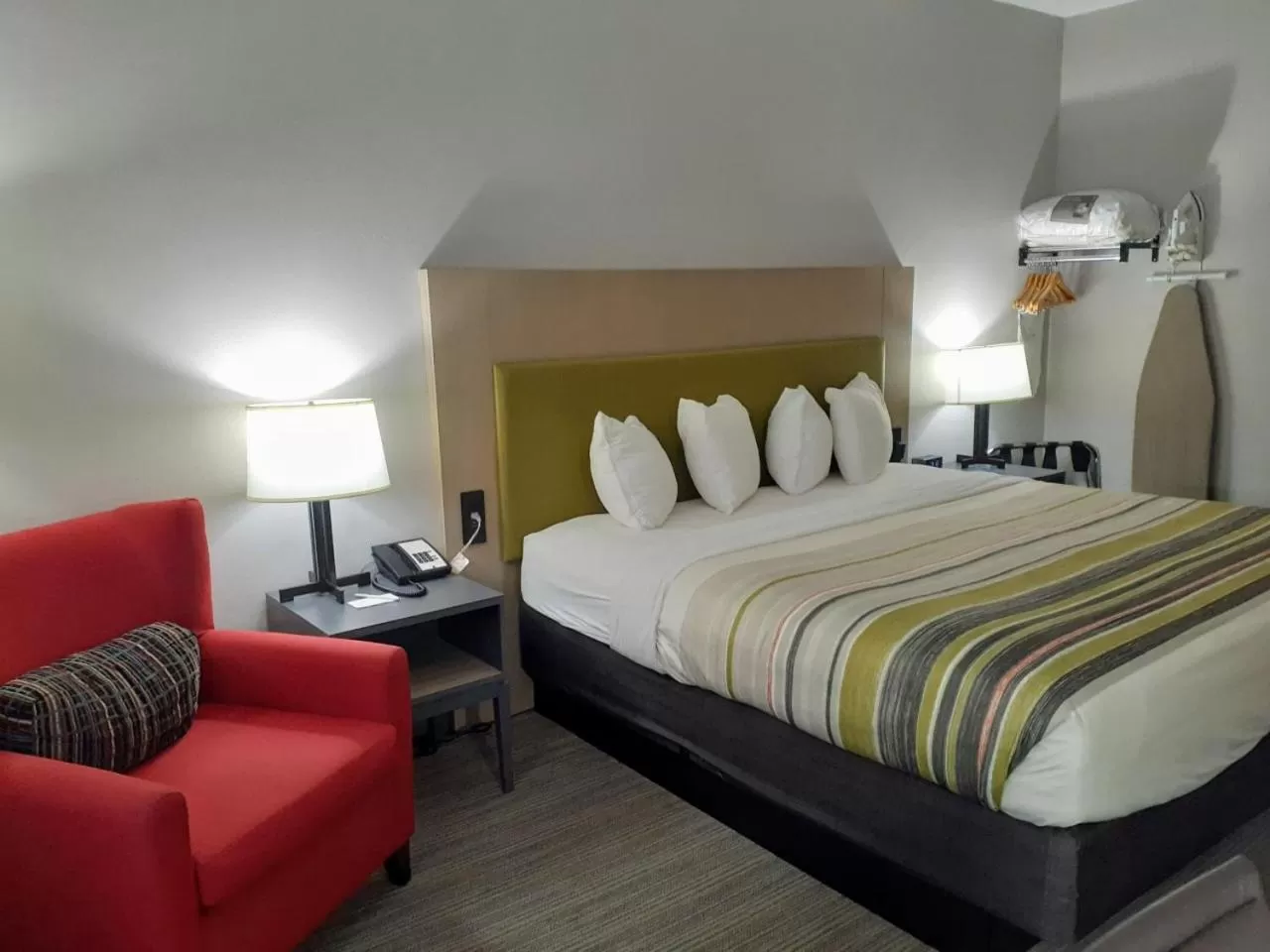 Bed in Country Inn & Suites by Radisson, Freeport, IL