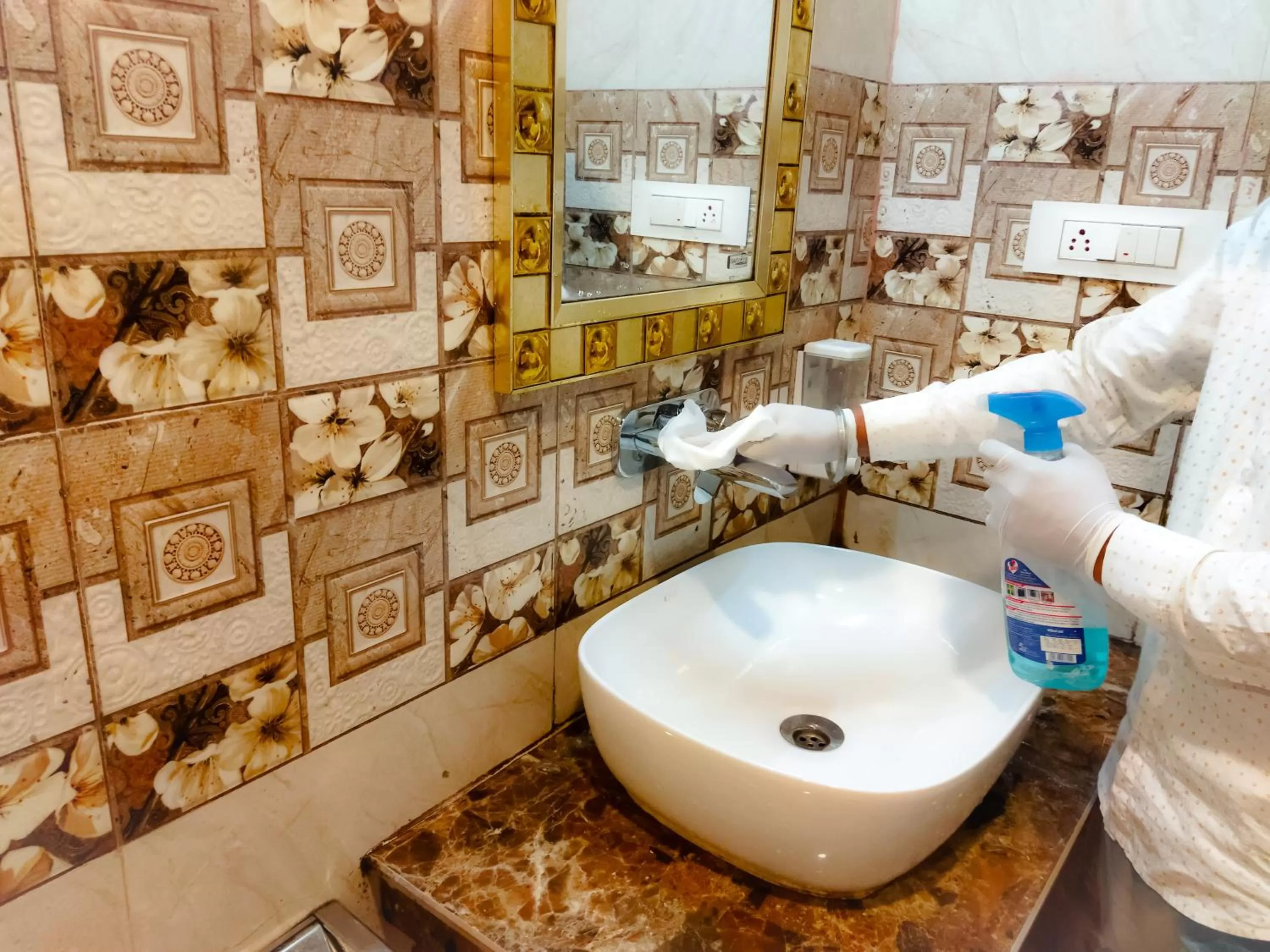 Bathroom in Hotel Himdhara, Near Mall Road Dalhousie