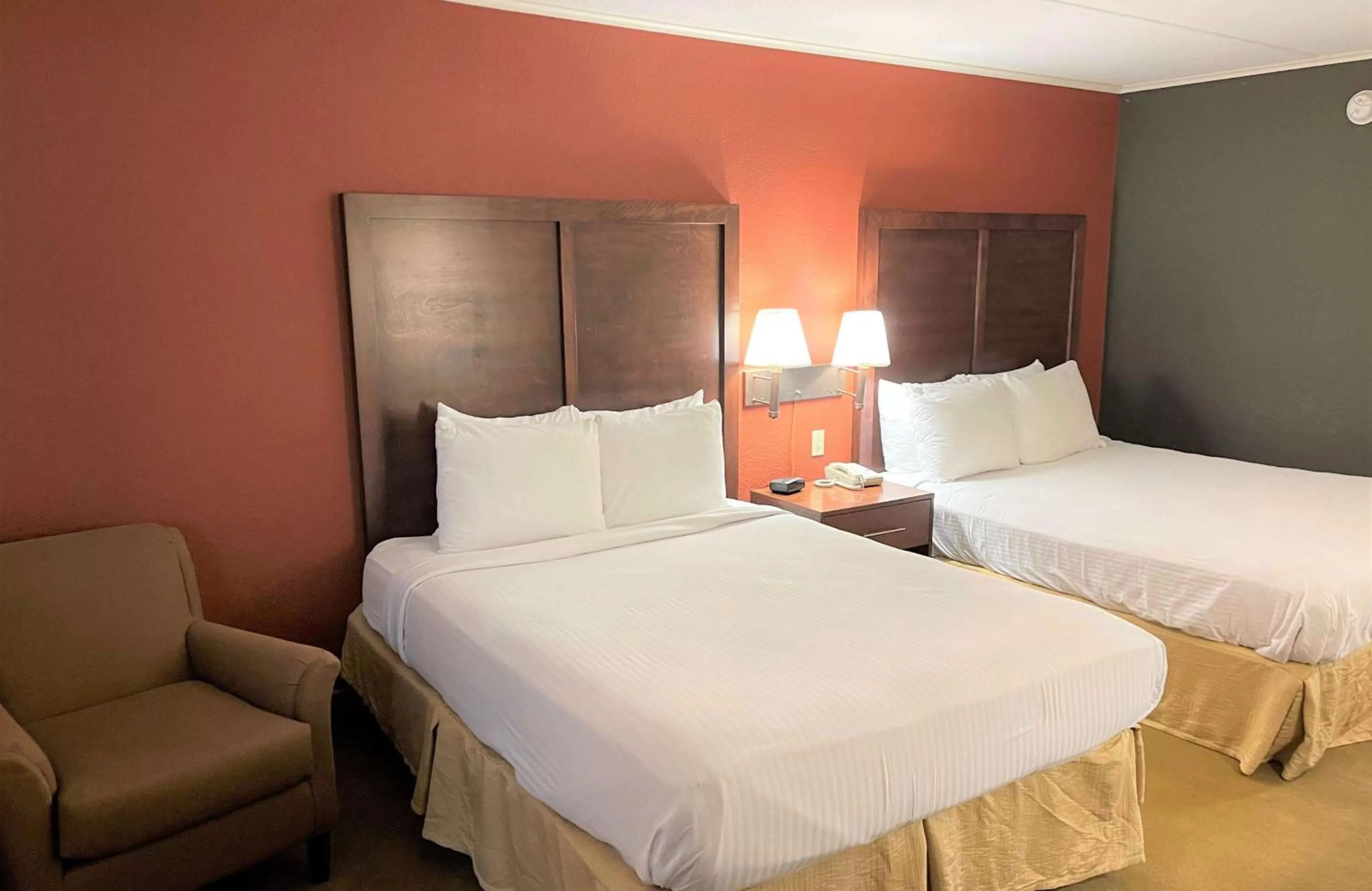 Bedroom, Bed in Crossroads Hotel & Event Center