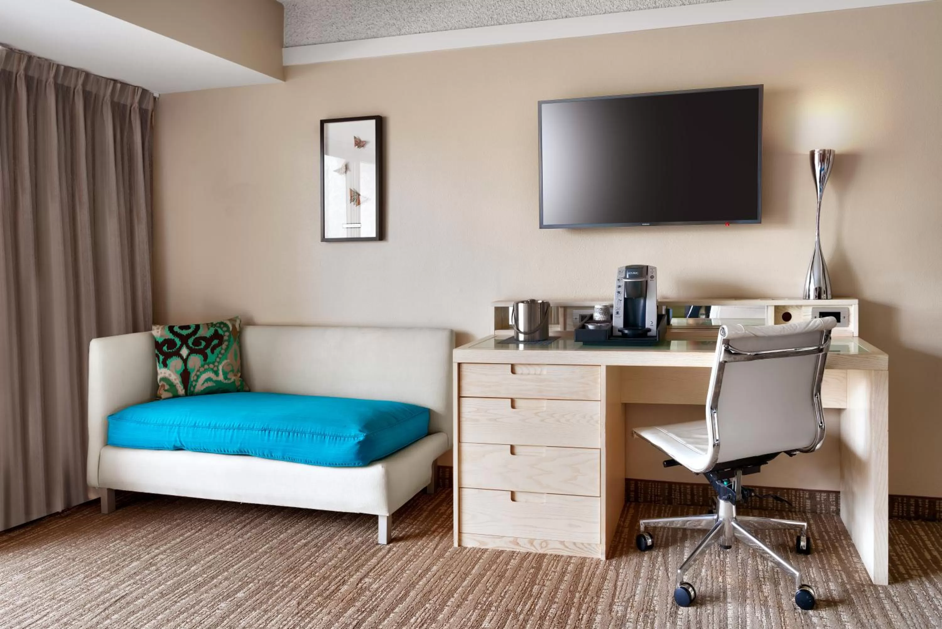 TV and multimedia in Atrium Hotel Orange County