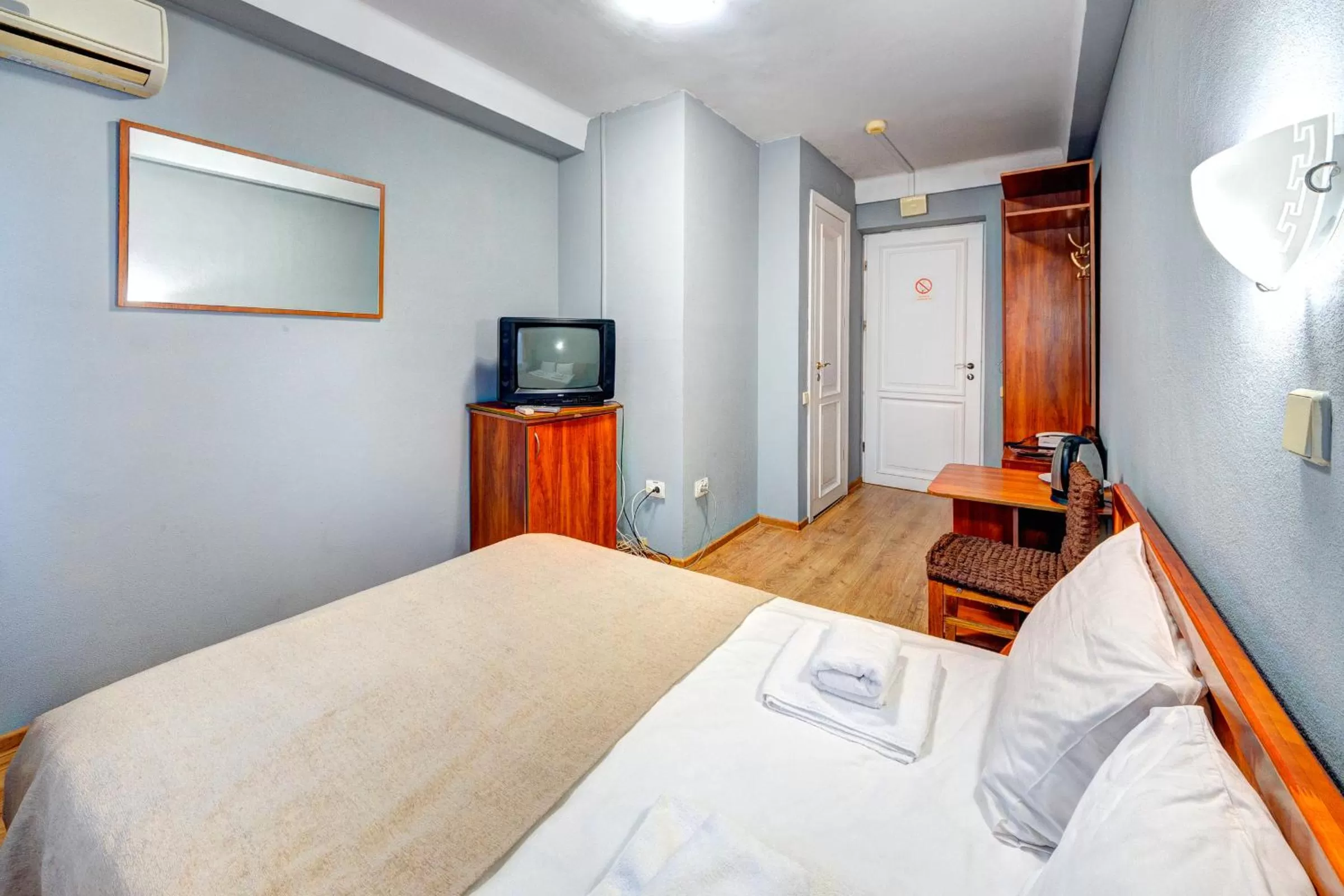 Photo of the whole room, Bed in Holosiyvsky Hotel