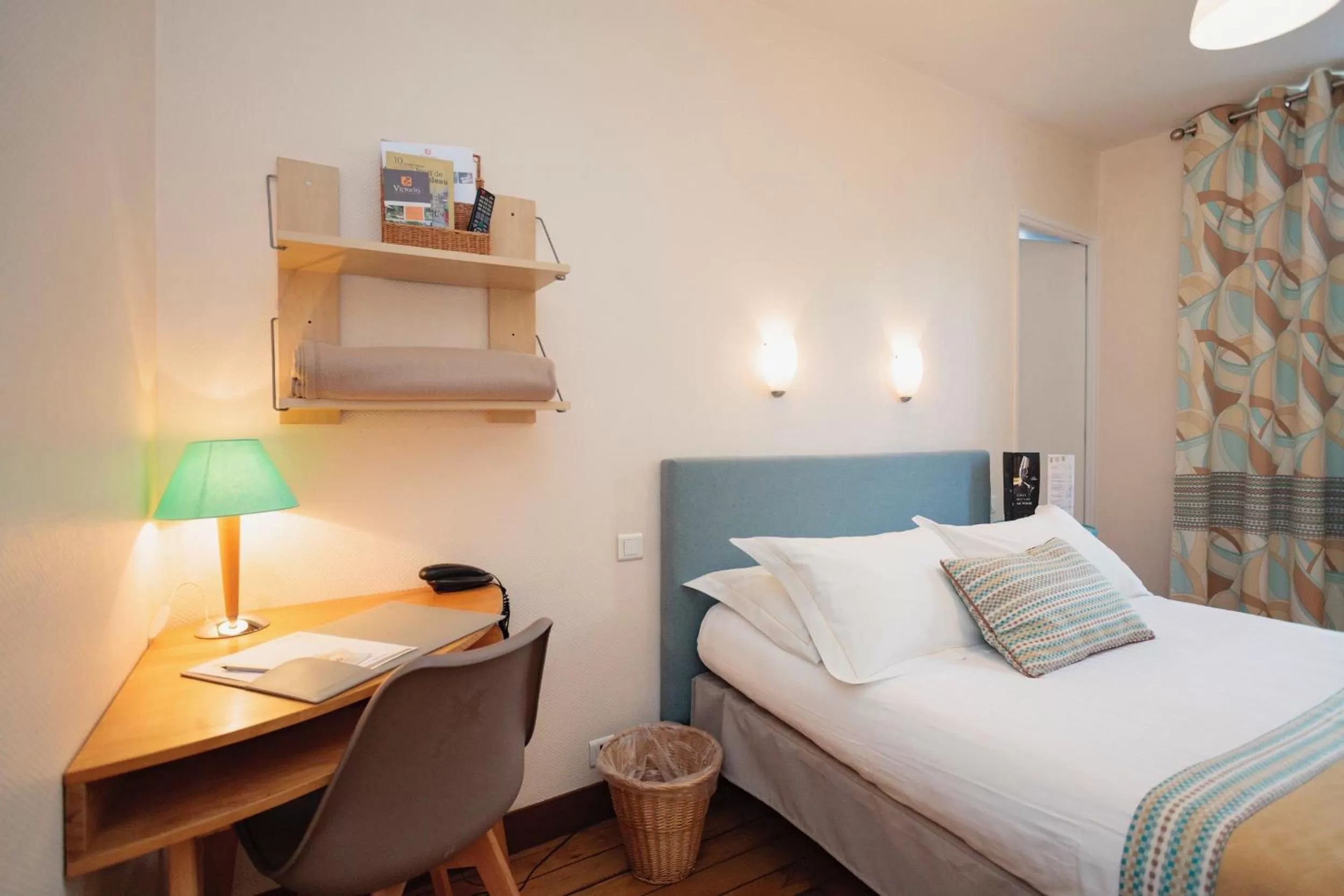 Bedroom, Bed in The Originals Boutique, Hôtel Victoria, Fontainebleau