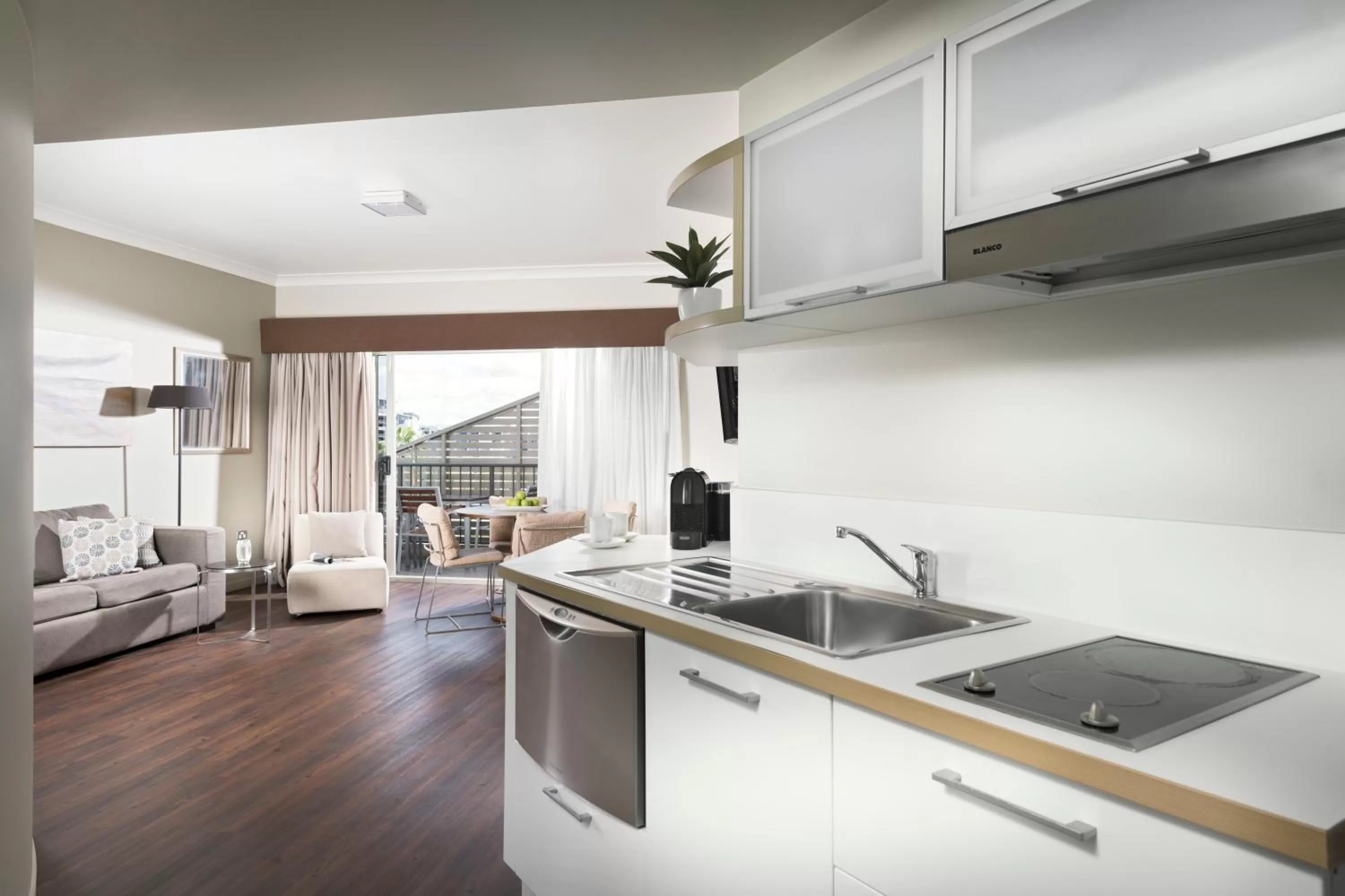 Kitchen or kitchenette in Grand Hotel and Apartments Townsville