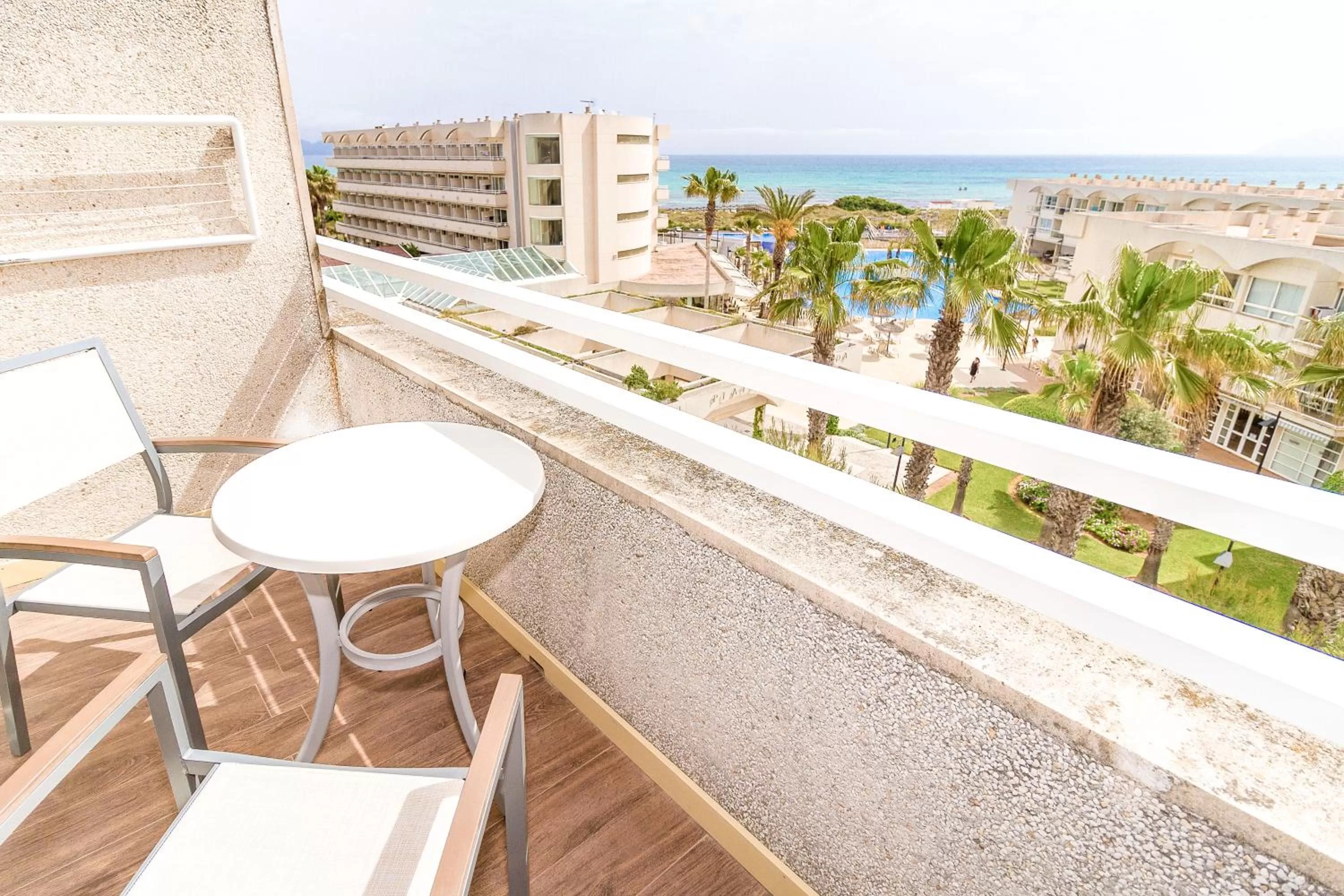Double Room with Balcony and Sea View in Eix Platja Daurada Hotel & SPA