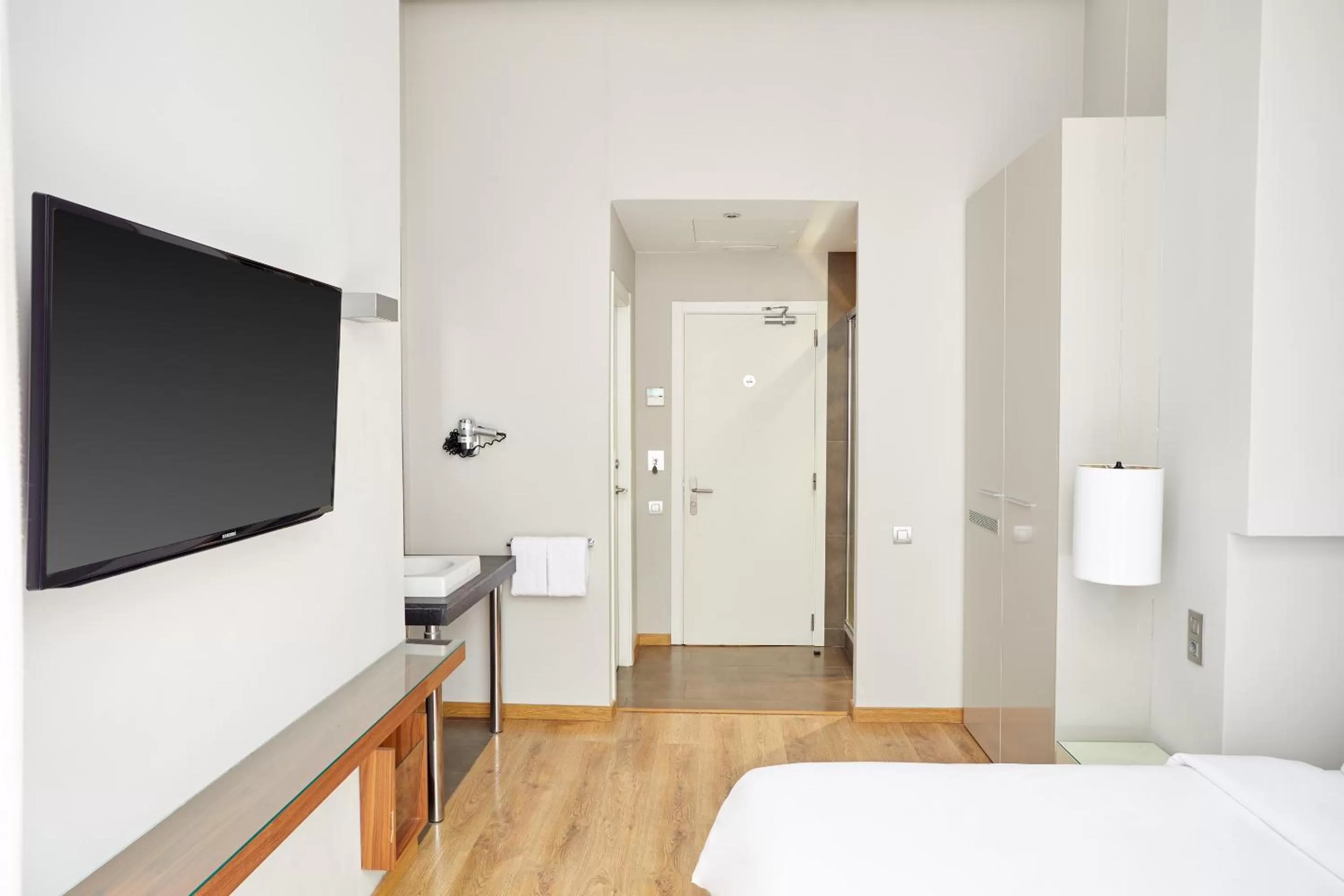 Living room, Bed in Vasanta powered by Sonder