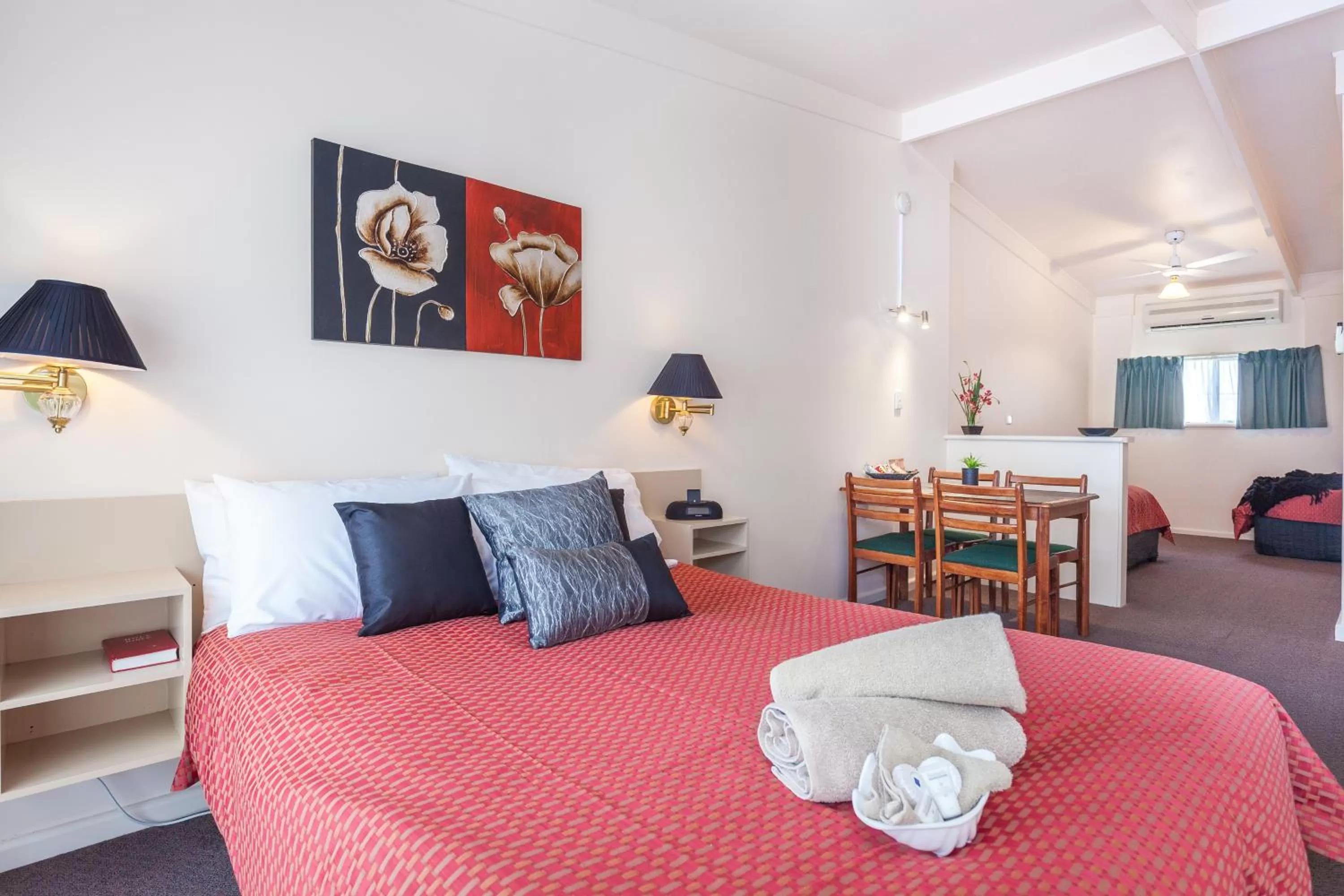 Photo of the whole room, Bed in Mid City Motel