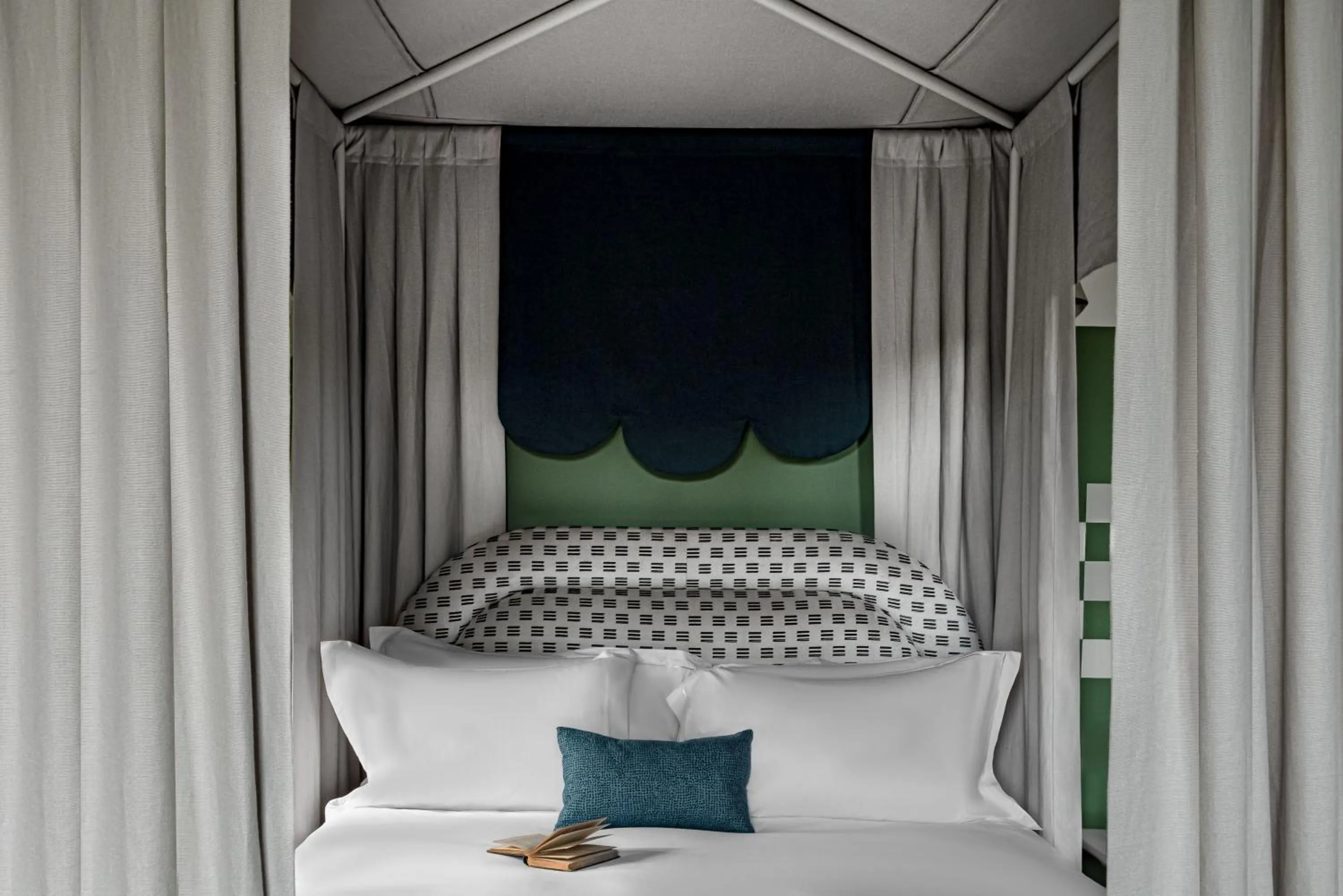 Bedroom, Bed in Cowley Manor Experimental