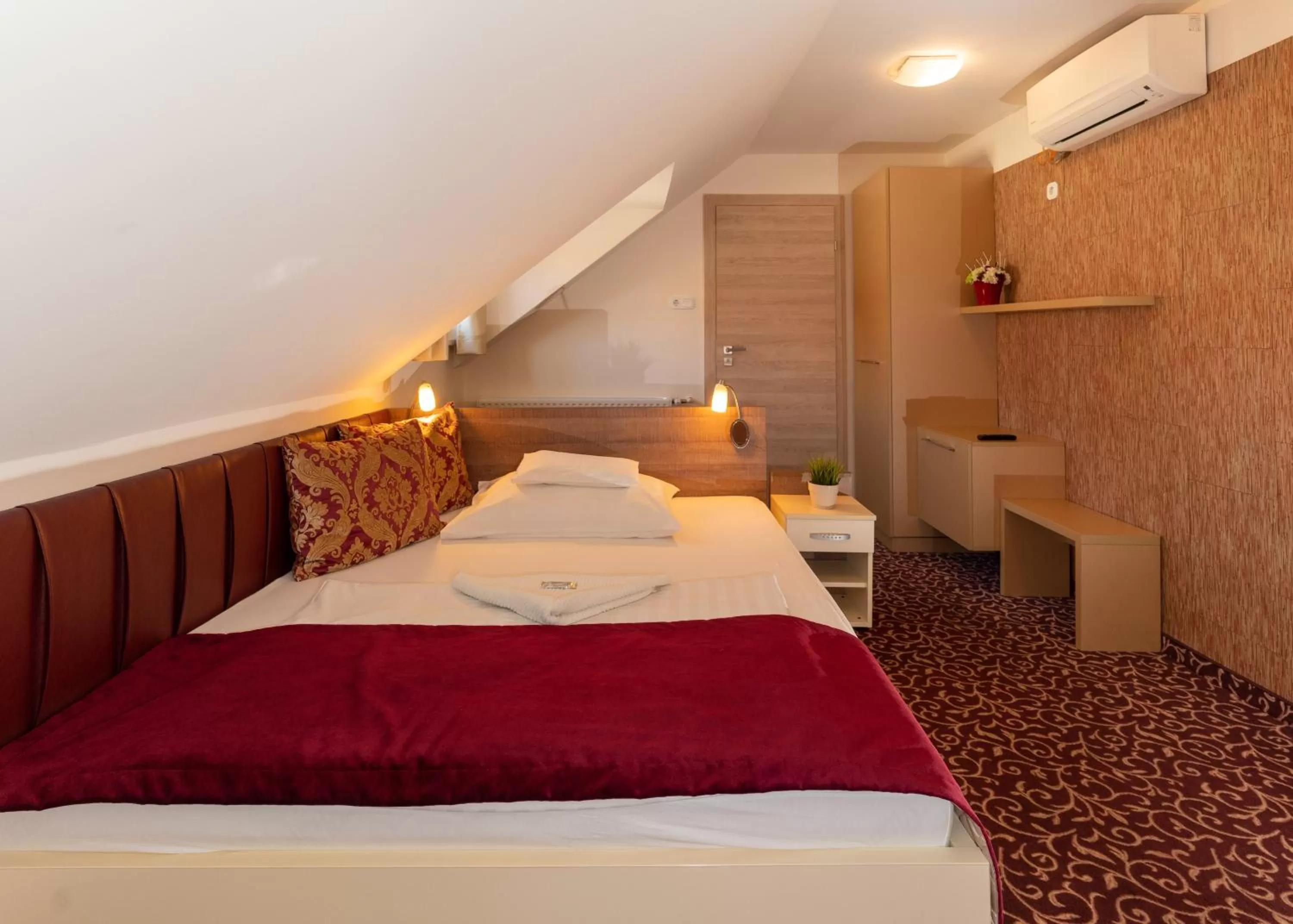 Photo of the whole room, Bed in Teátrum Boutique Hotel