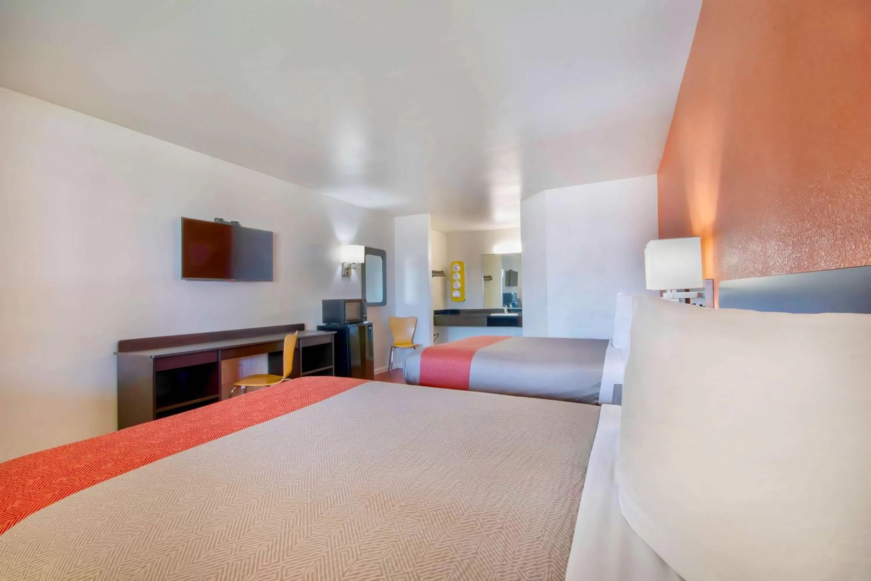 TV and multimedia, Bed in Motel 6-Santa Nella, CA - Los Banos