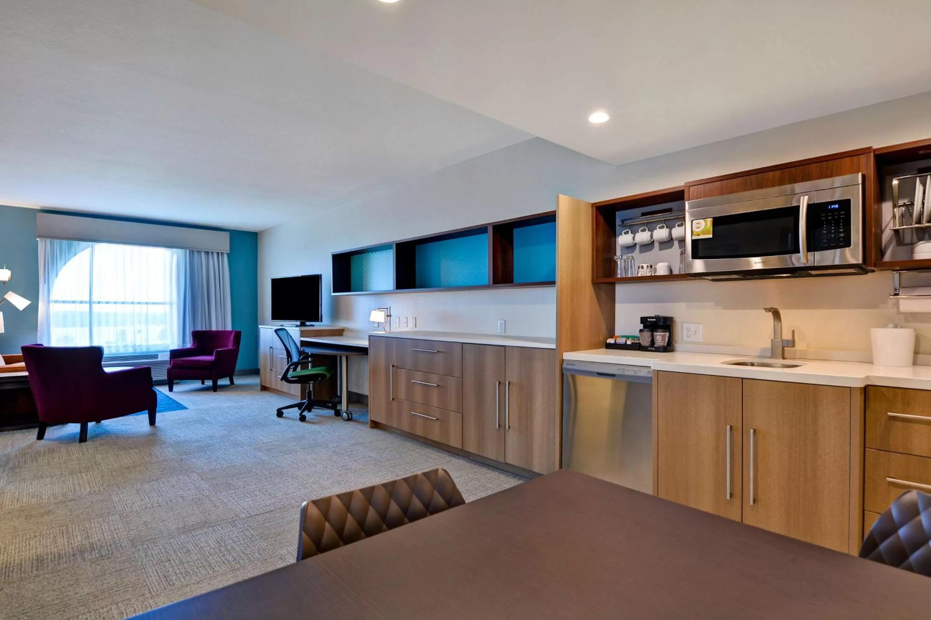 Kitchen or kitchenette in Home2 Suites By Hilton Orlando Flamingo Crossings, FL