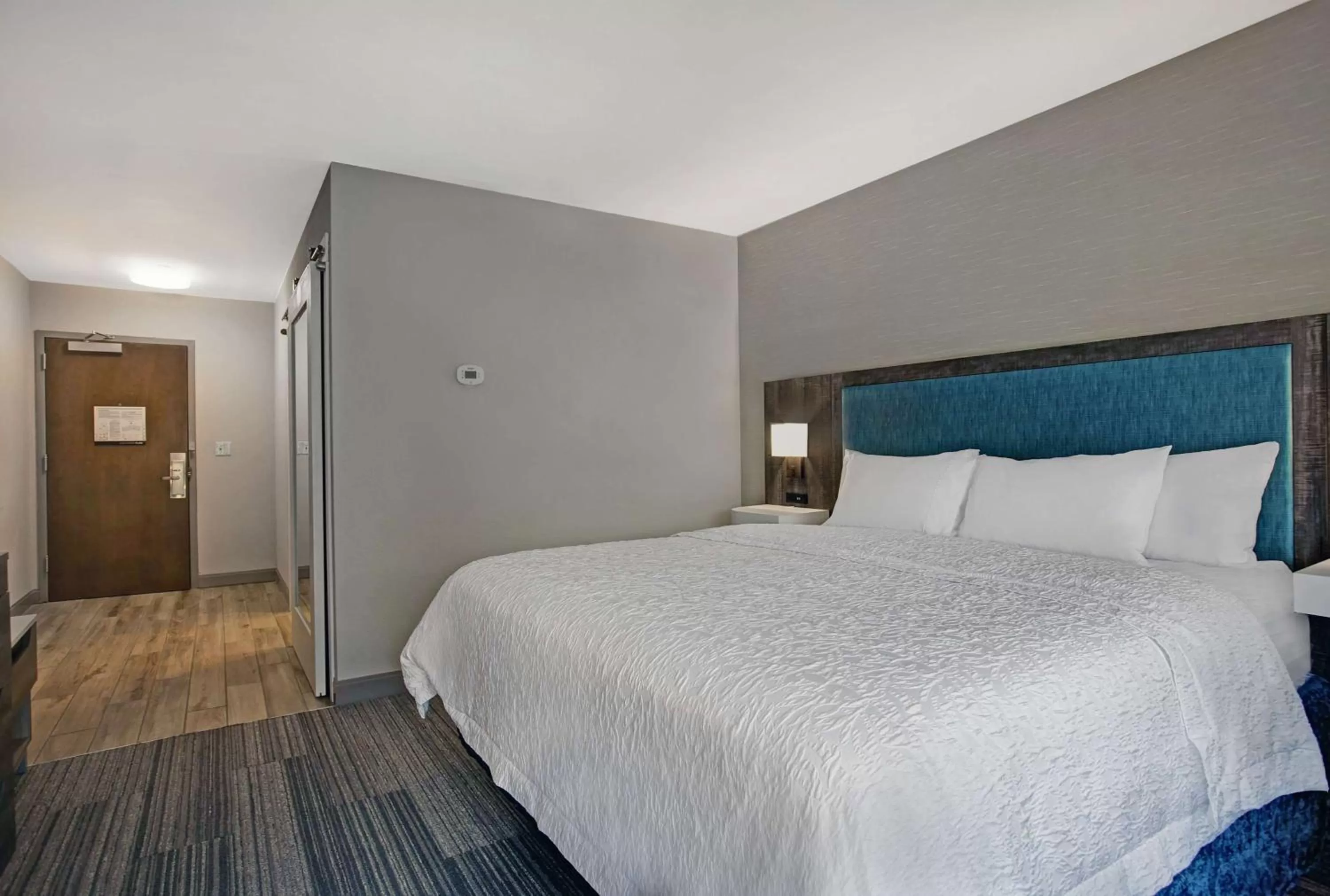 Photo of the whole room, Bed in Hampton Inn Westfield